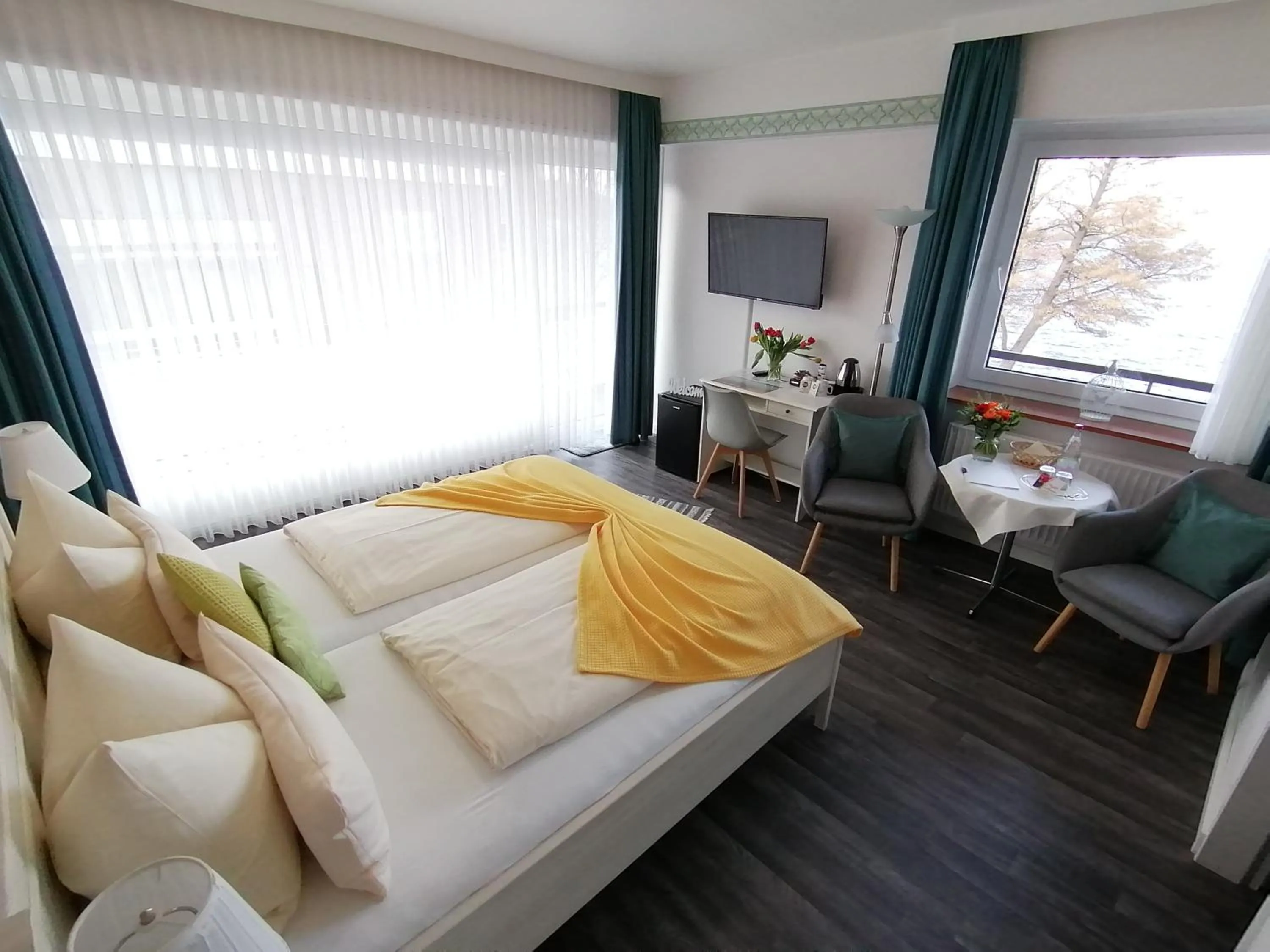 Living room, Bed in Hotel Diekseequell Superior am Dieksee