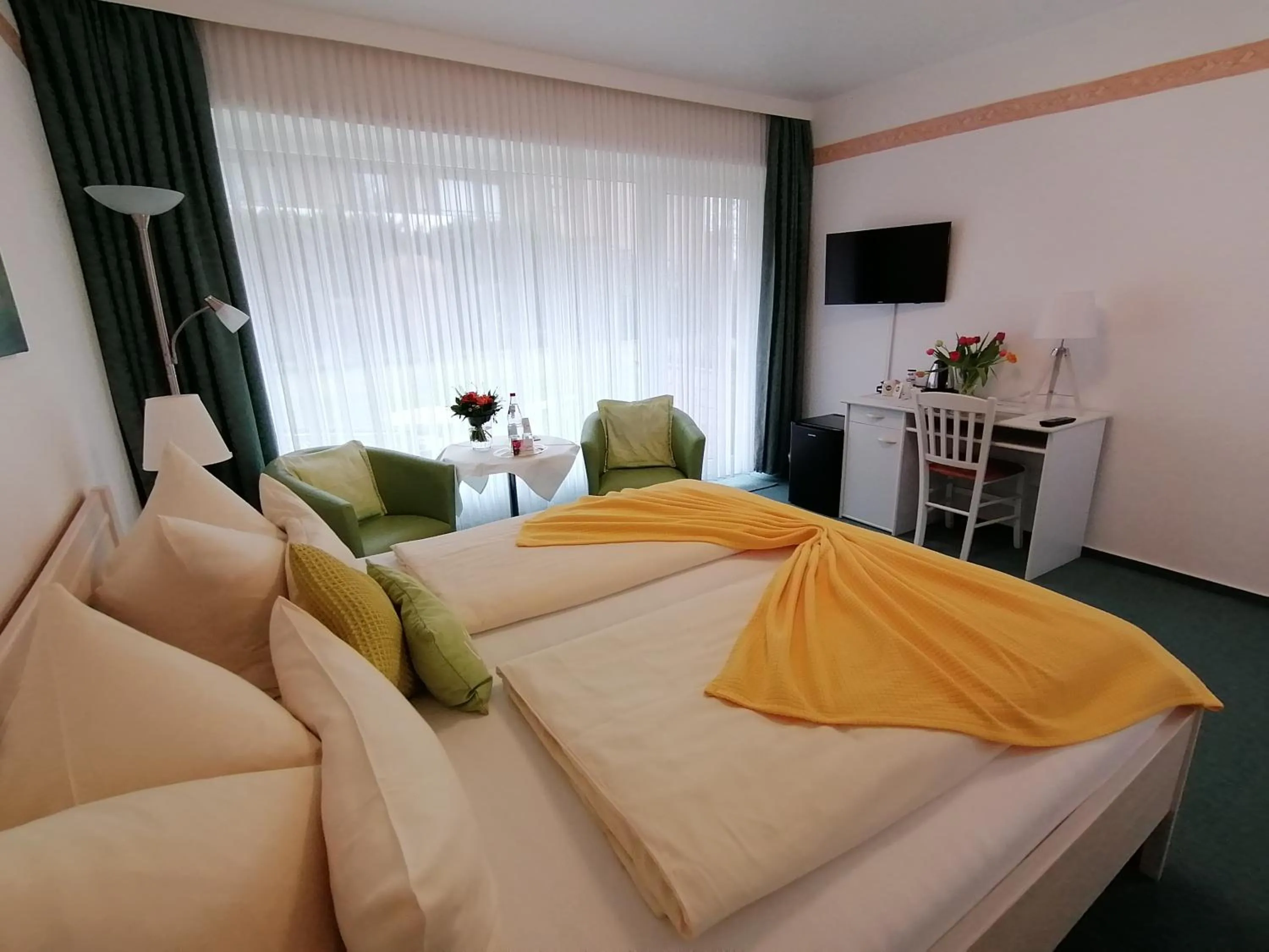 Living room, Bed in Hotel Diekseequell Superior am Dieksee