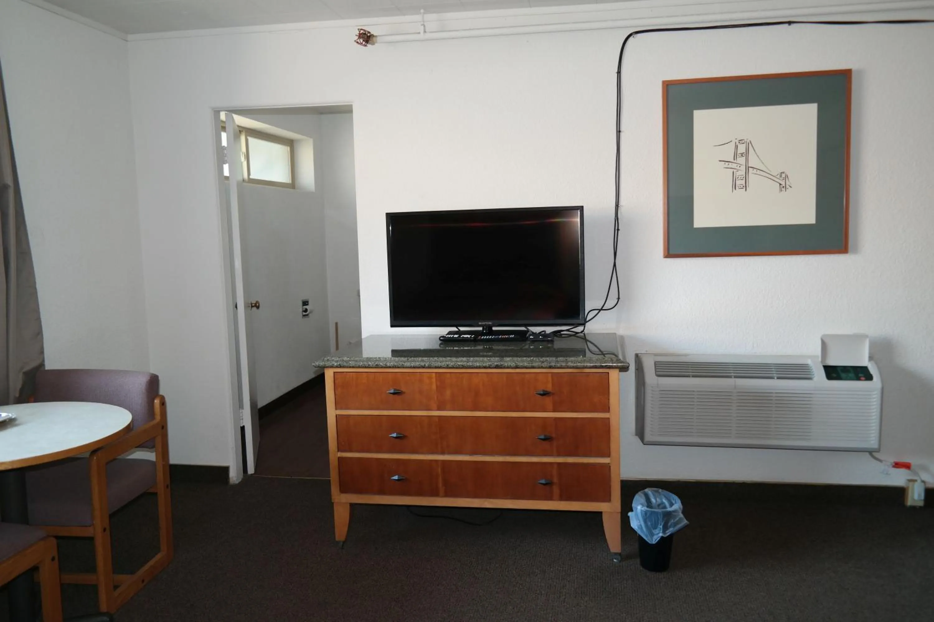 TV and multimedia in River Park Inn