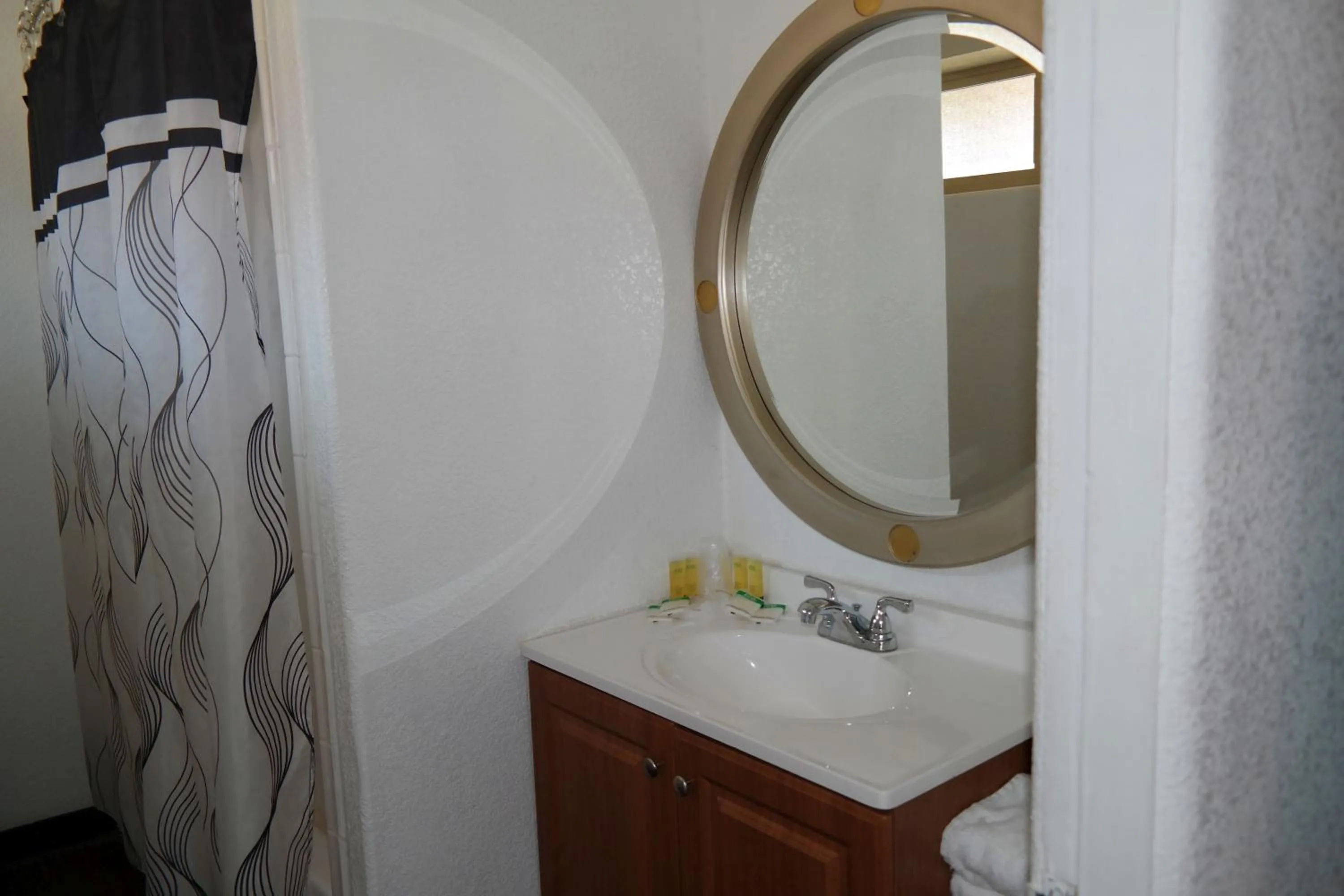 Bathroom in River Park Inn