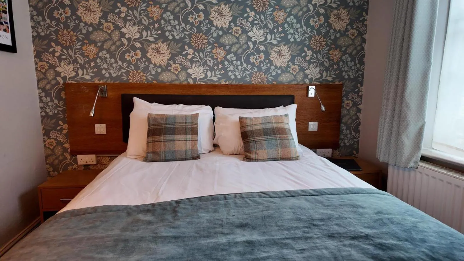 Bedroom, Bed in The Goddard Arms