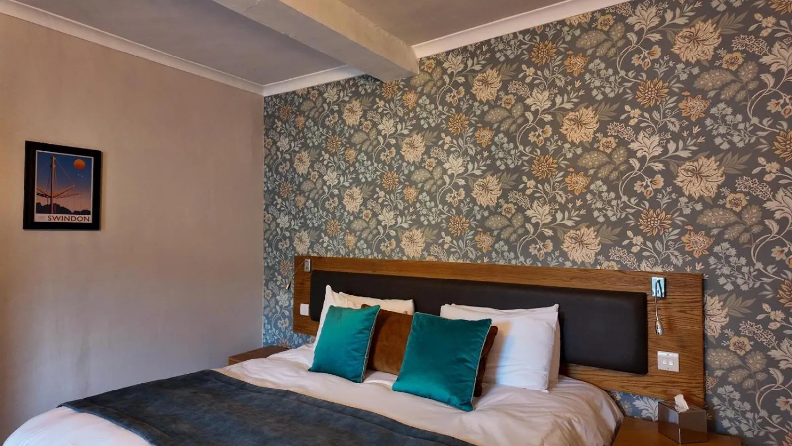 Bedroom, Bed in The Goddard Arms