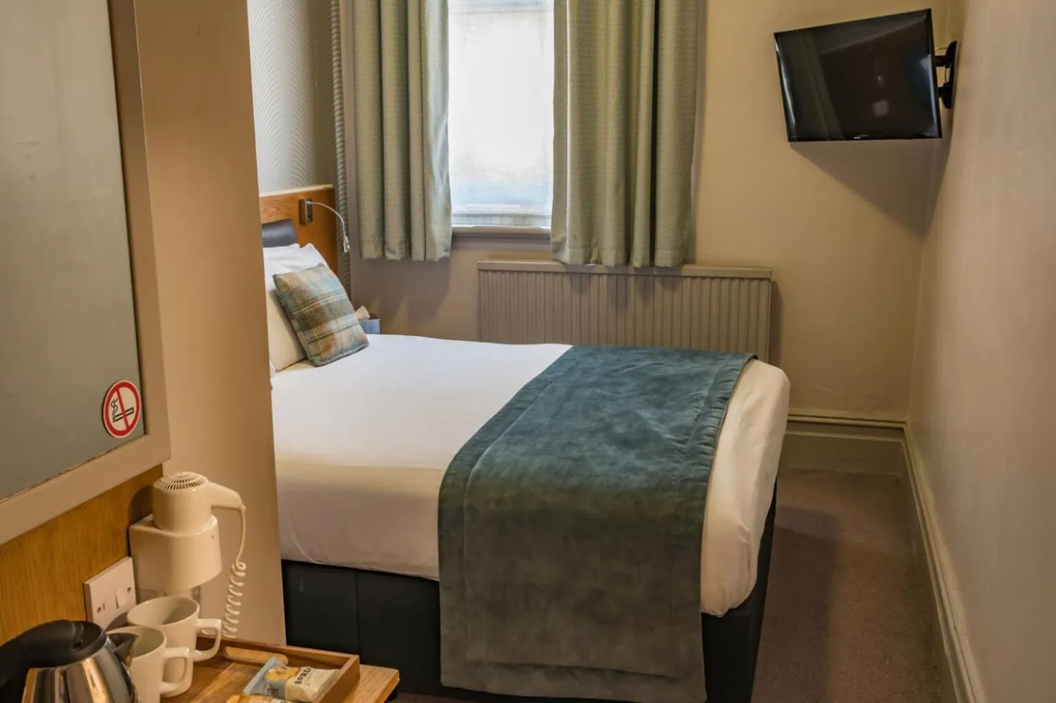 Bedroom, Bed in The Goddard Arms