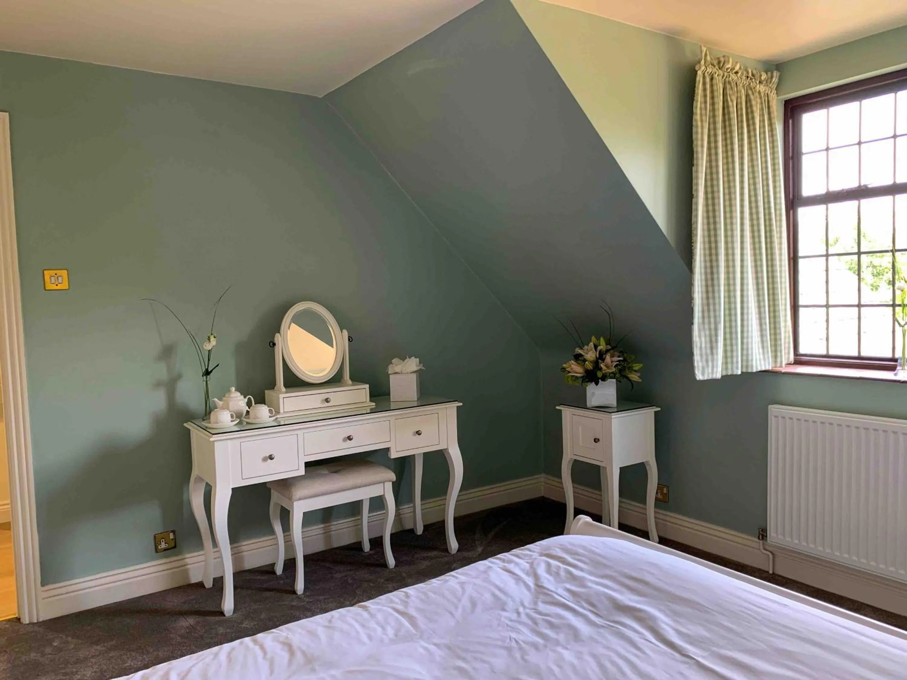 Bedroom, Bed in Mortons Manor