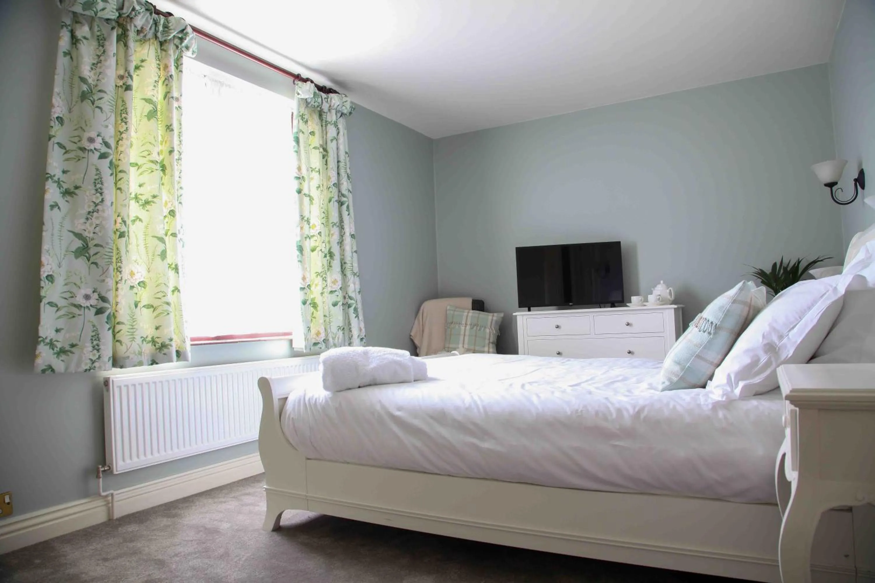 Bedroom, Bed in Mortons Manor