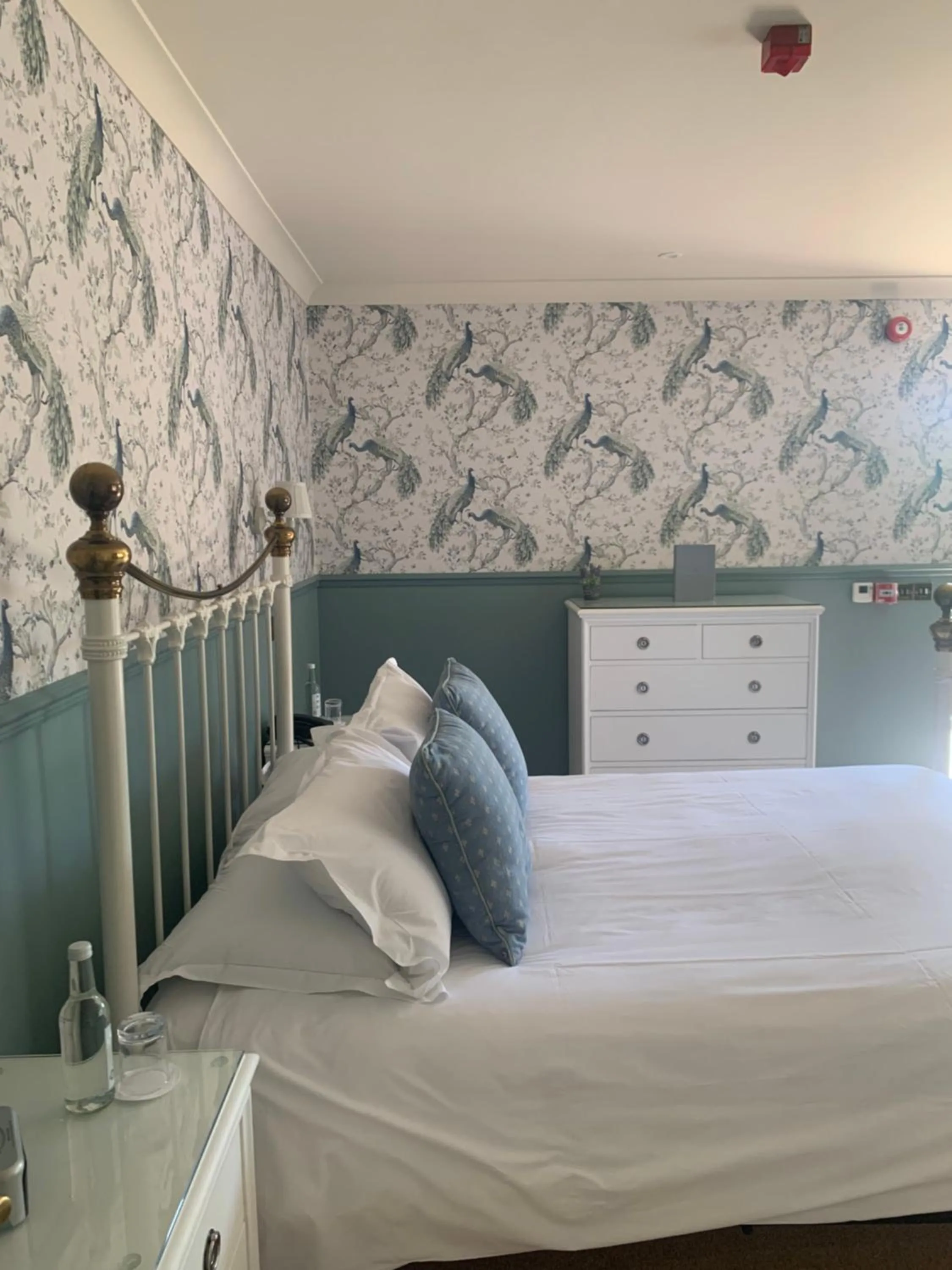 Bedroom, Bed in Mortons Manor