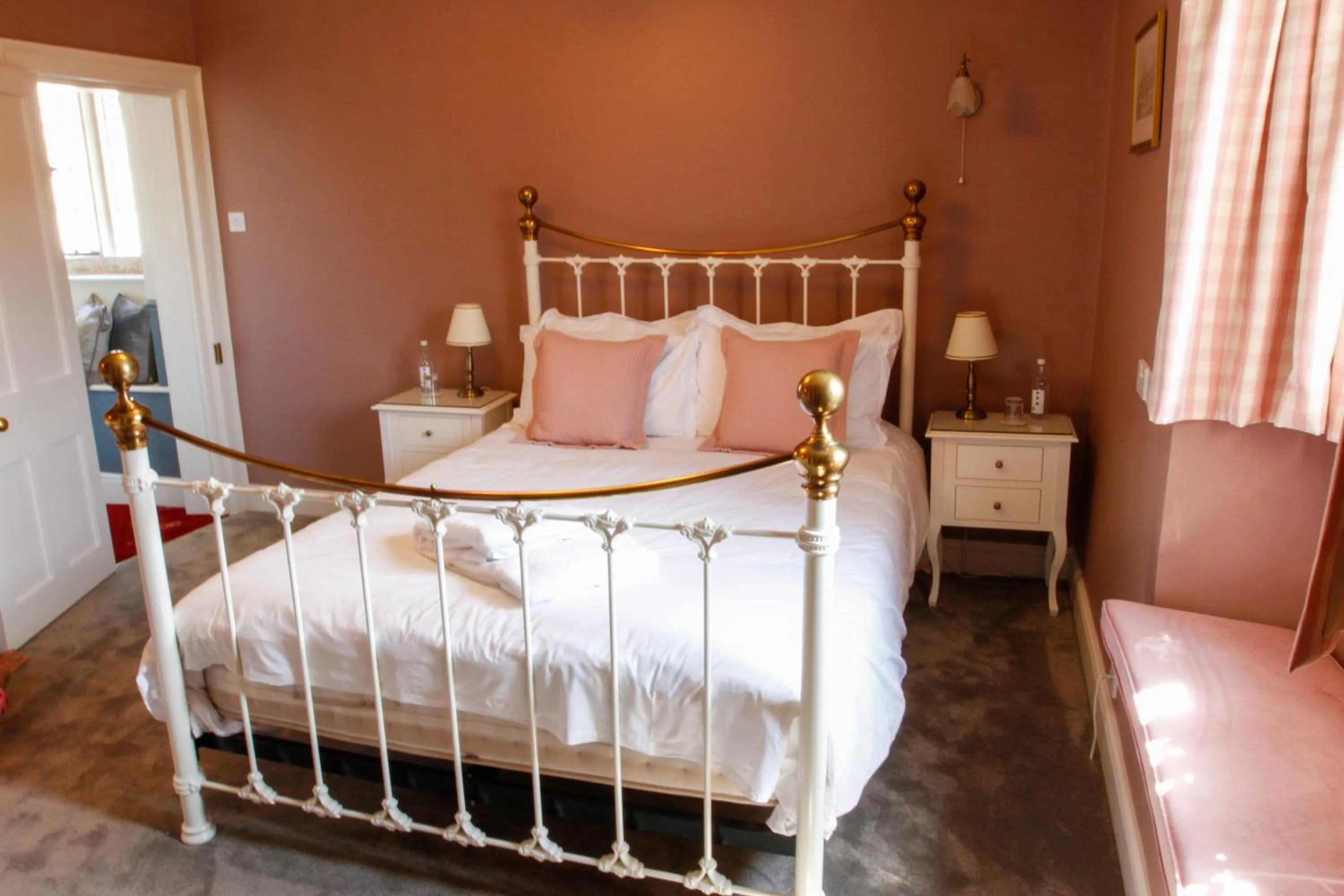 Bedroom, Bed in Mortons Manor