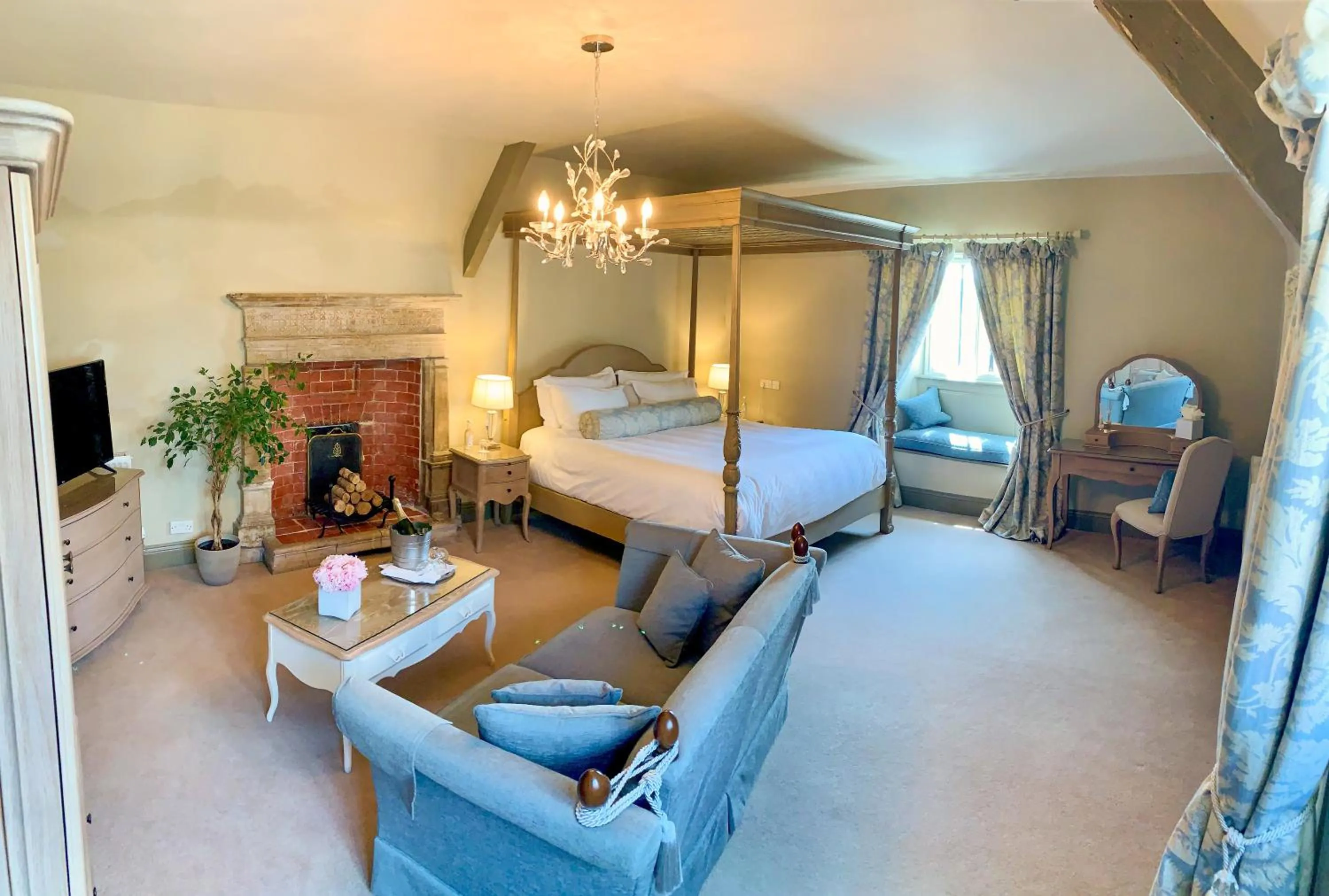 Photo of the whole room, Bed in Mortons Manor