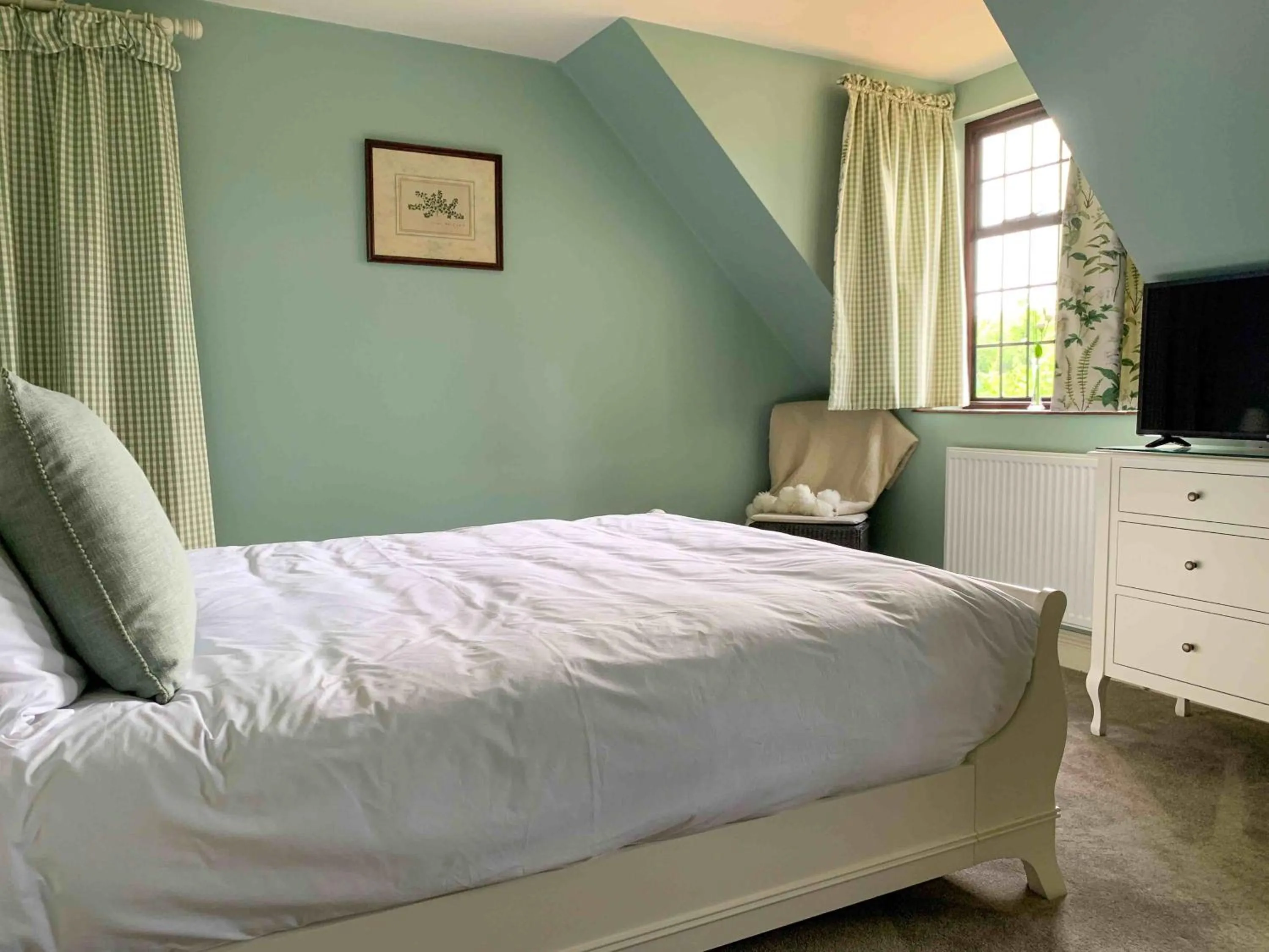 Bedroom, Bed in Mortons Manor