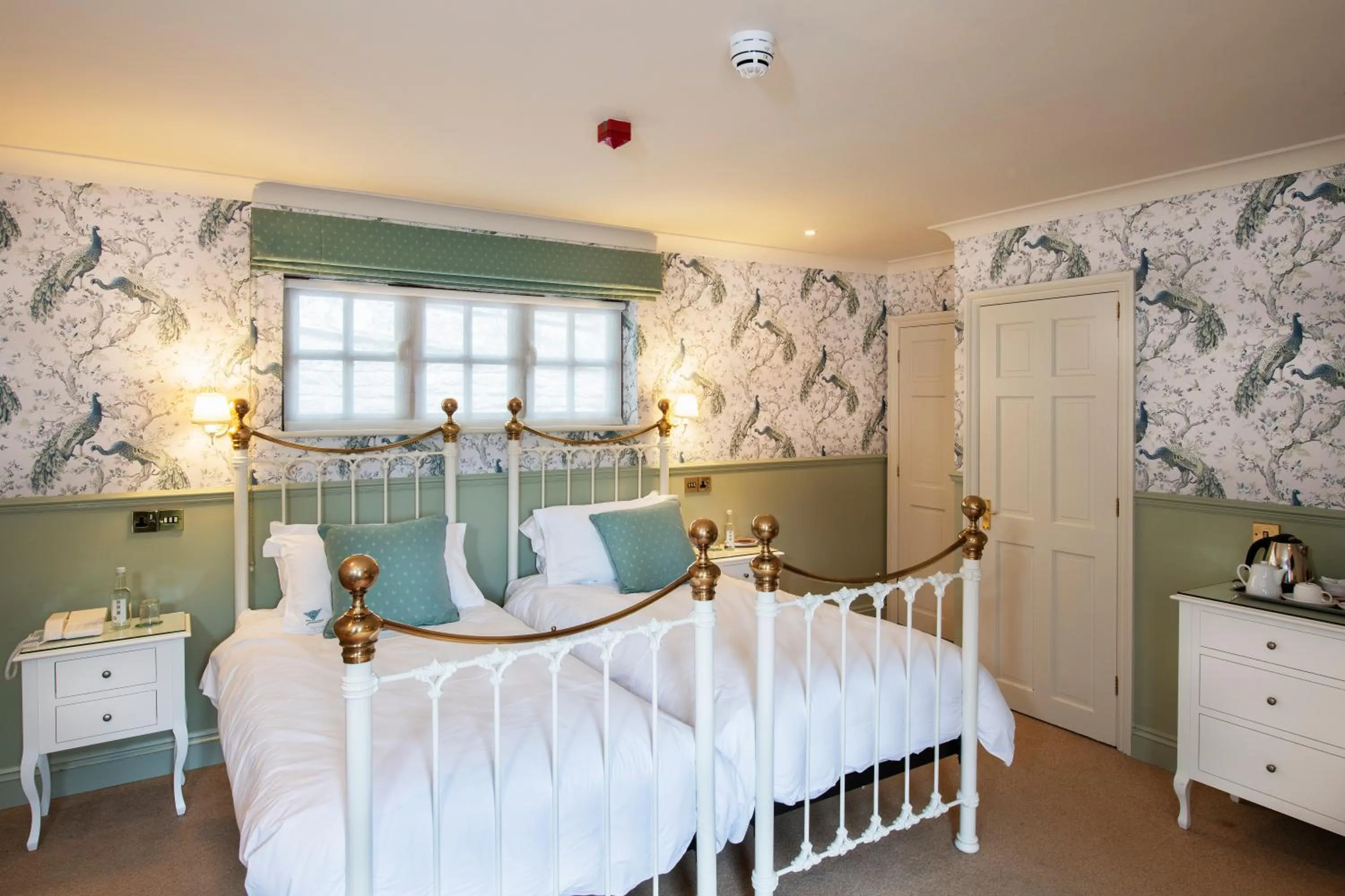 Photo of the whole room, Bed in Mortons Manor