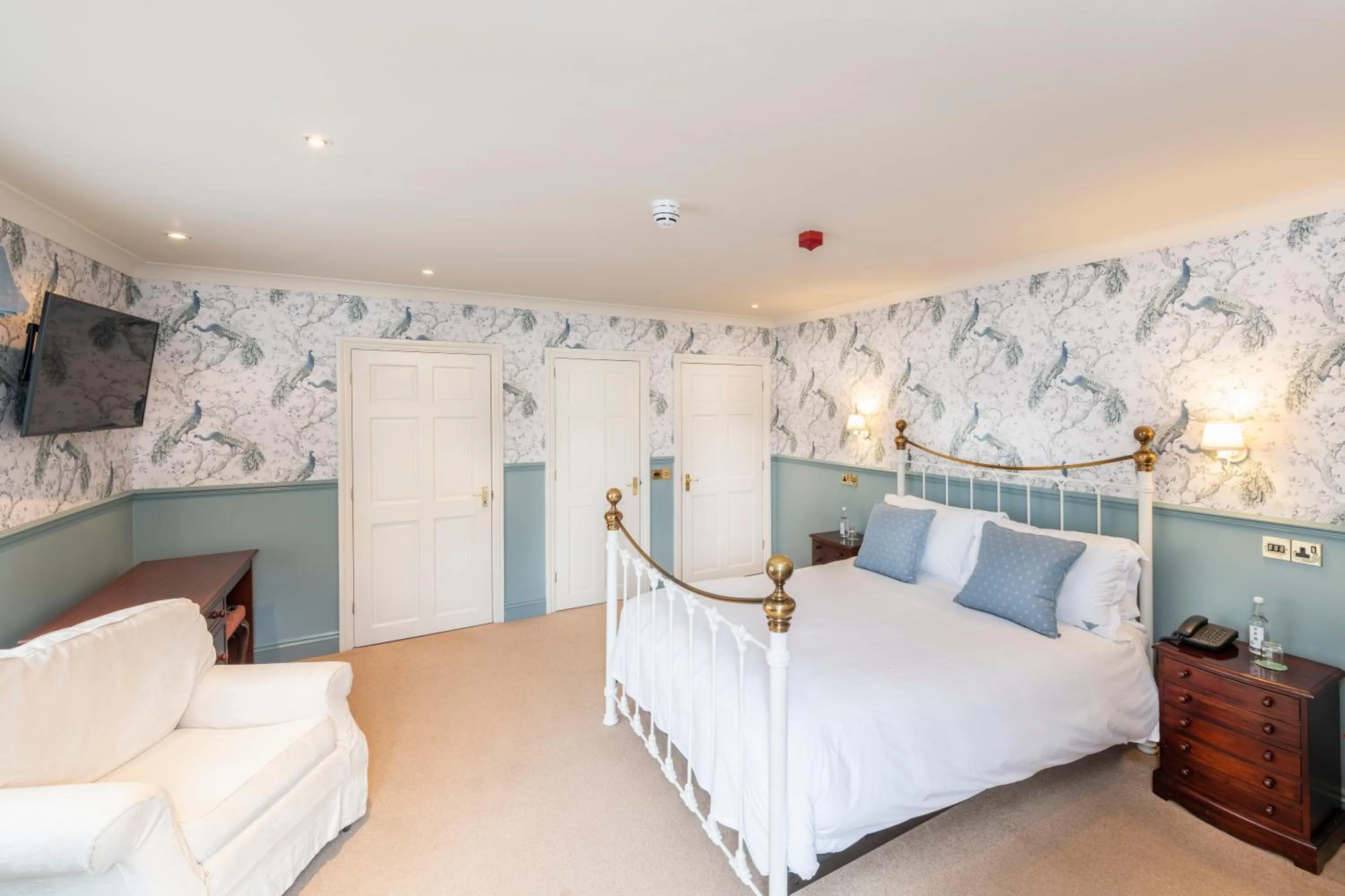 Photo of the whole room, Bed in Mortons Manor