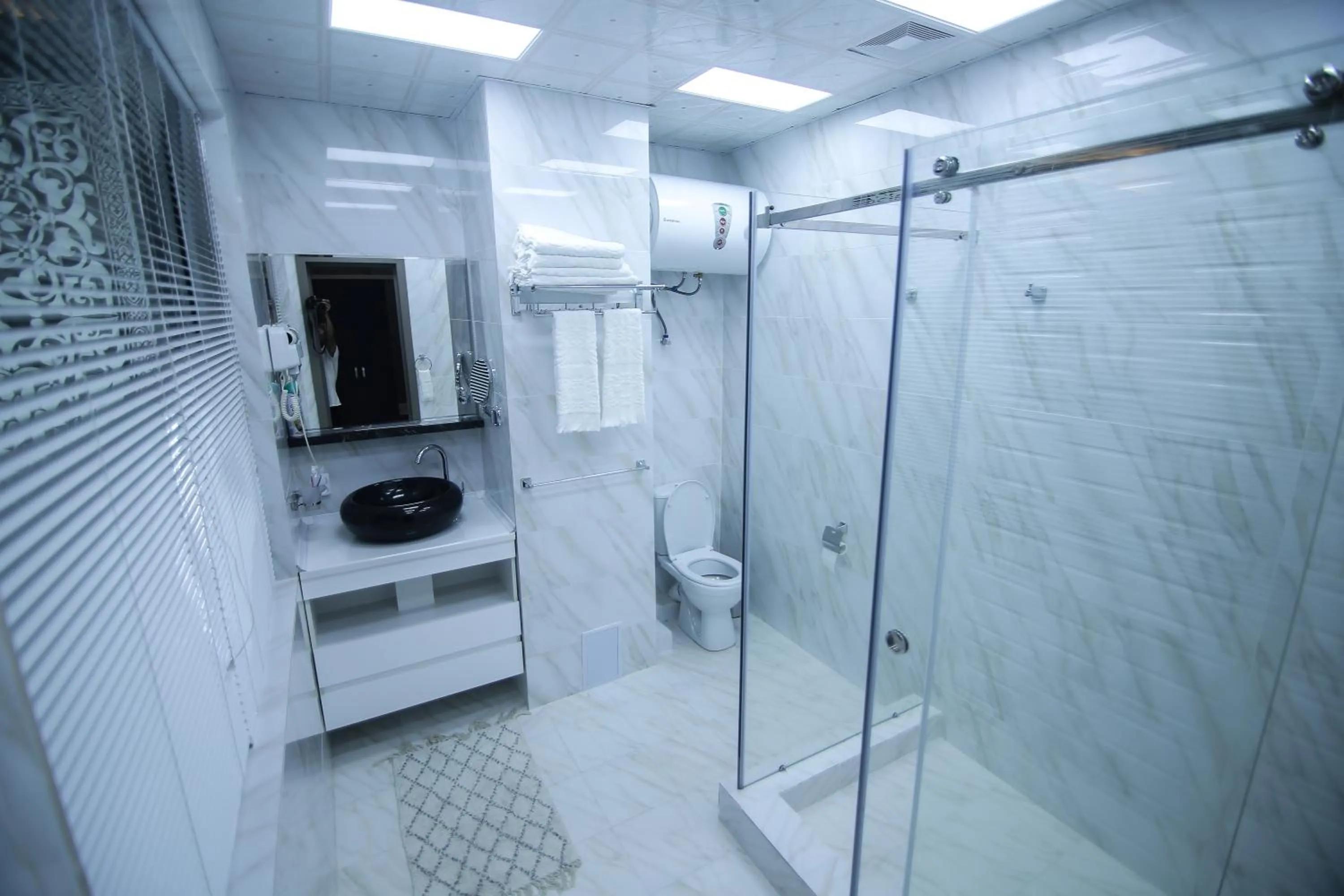 Bathroom in SAFIR BUSINESS HOTEL o