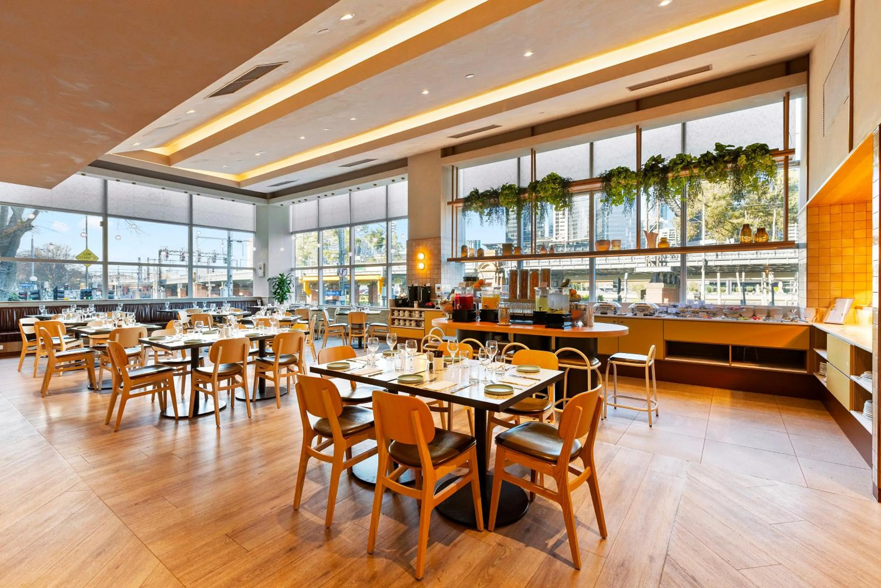 Restaurant/places to eat in Clarion Suites Gateway