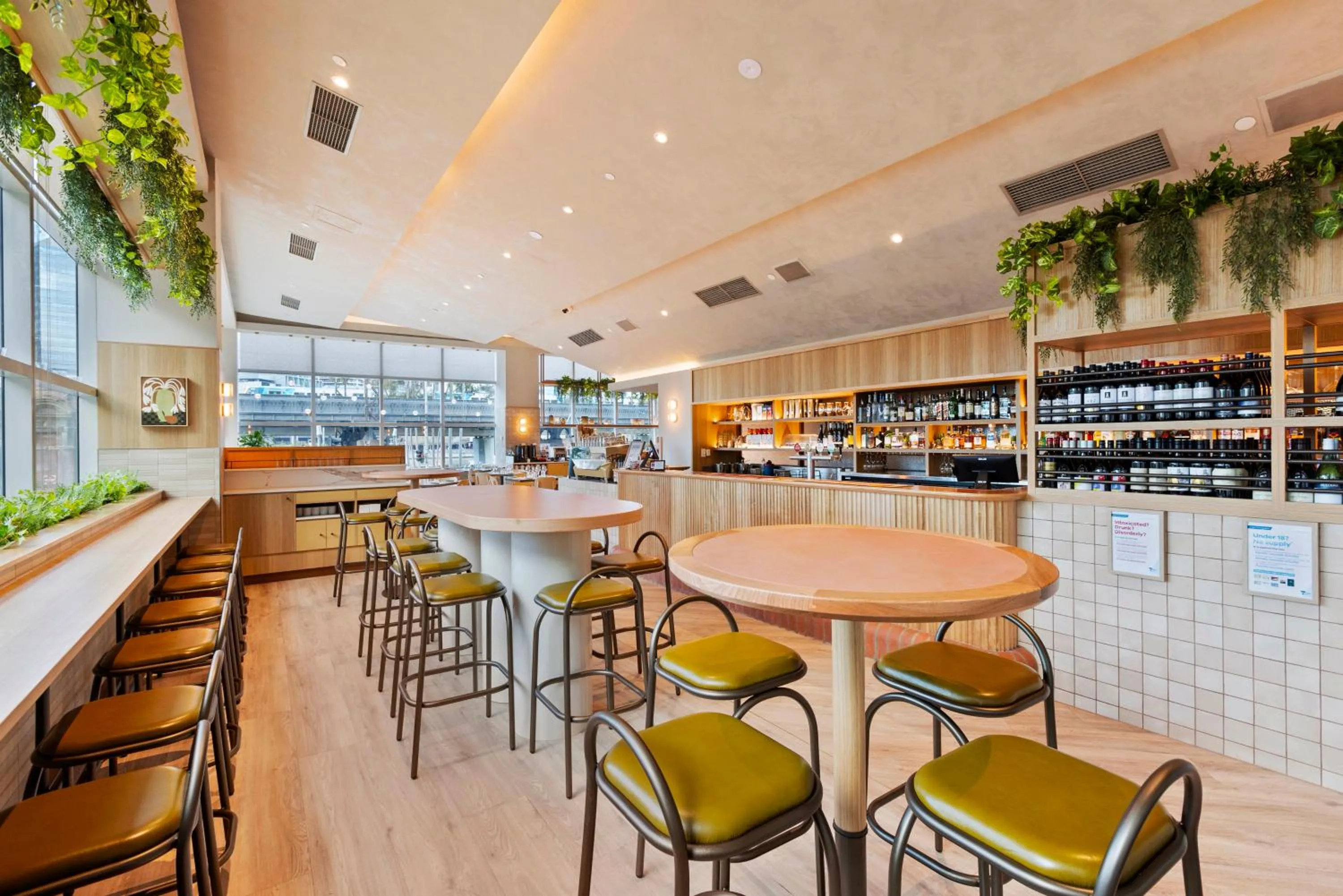 Restaurant/places to eat in Clarion Suites Gateway