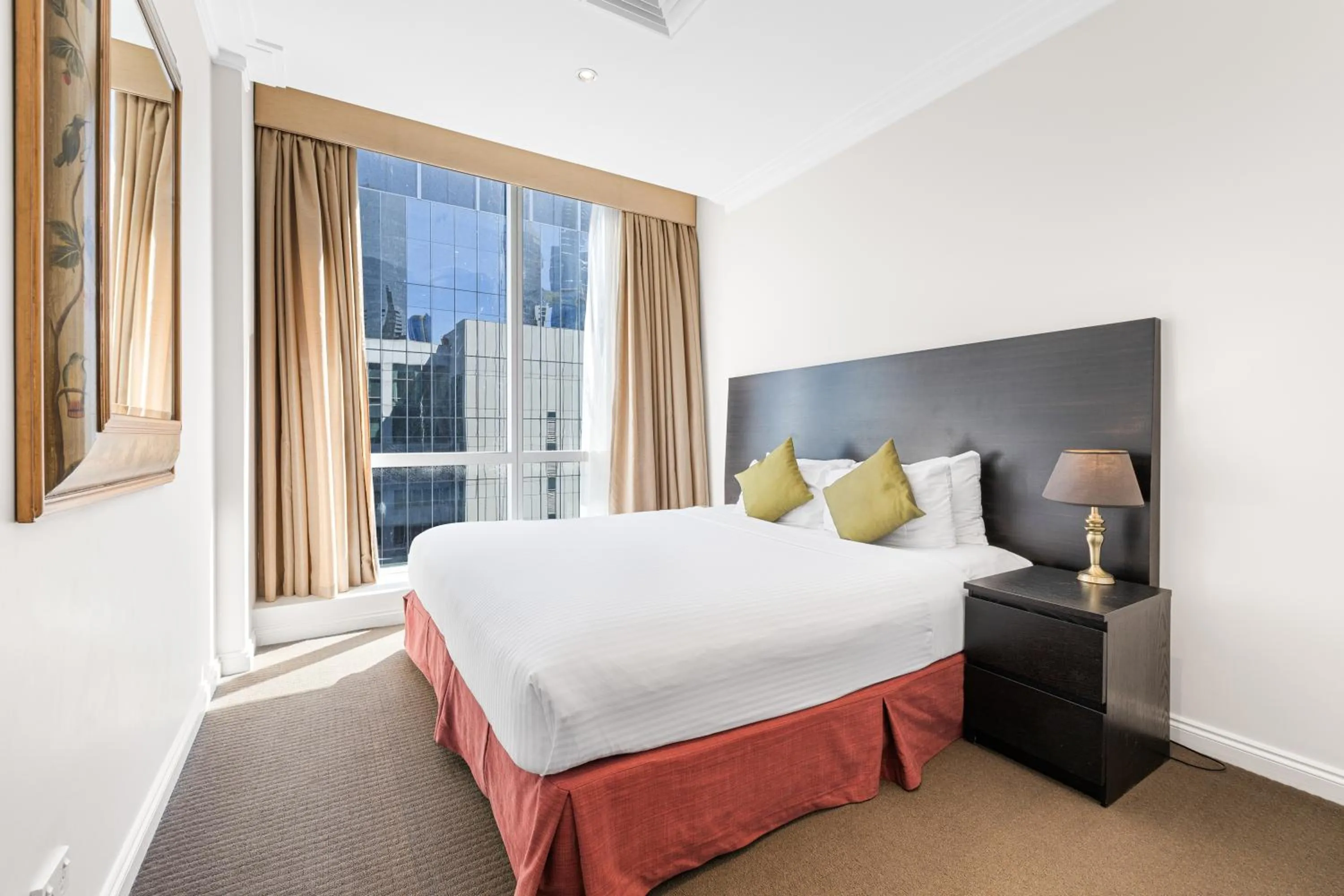 Bed in Clarion Suites Gateway