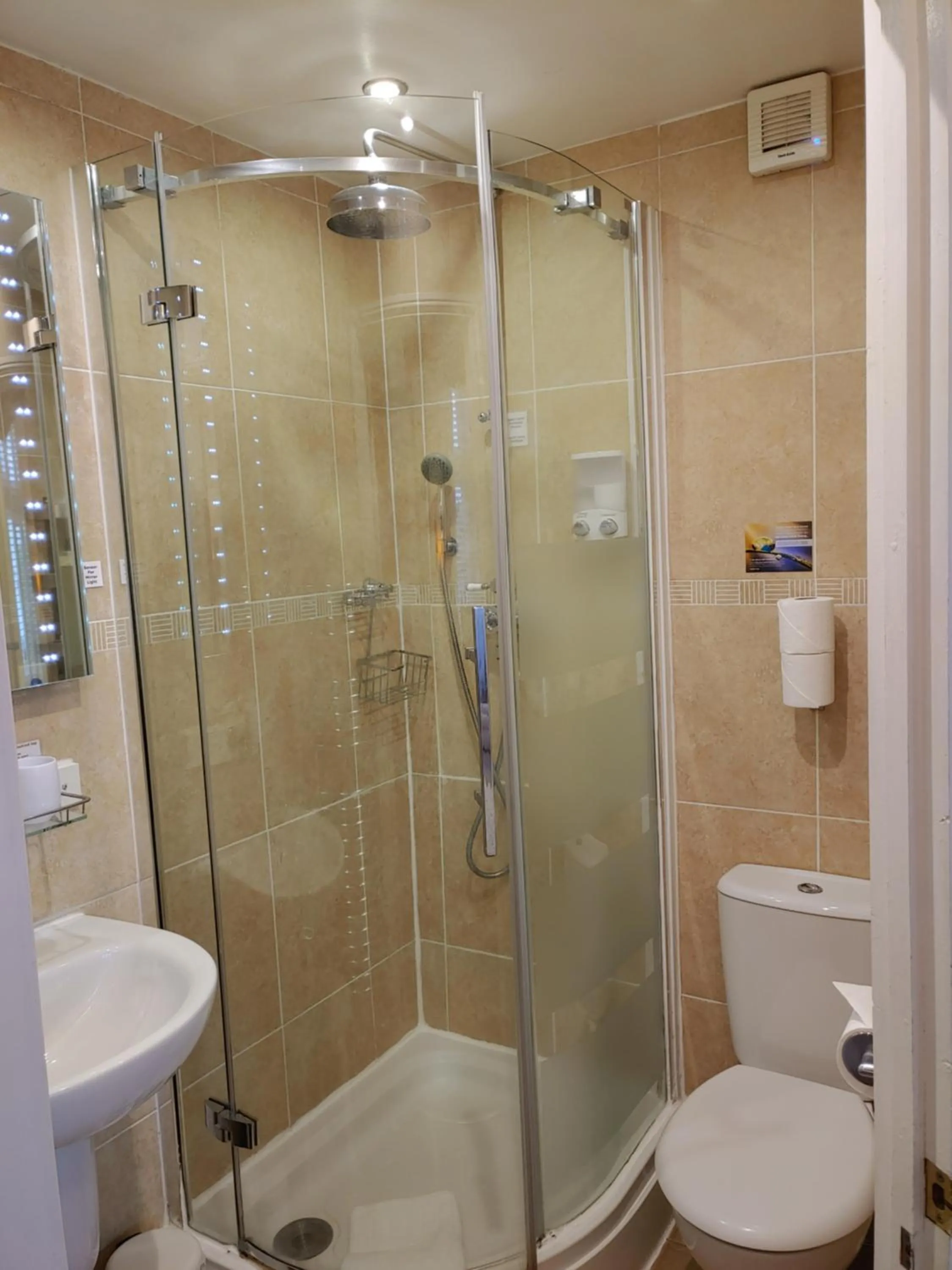 Bathroom in The Bath House Boutique B&B - IN-ROOM Breakfast - FREE parking