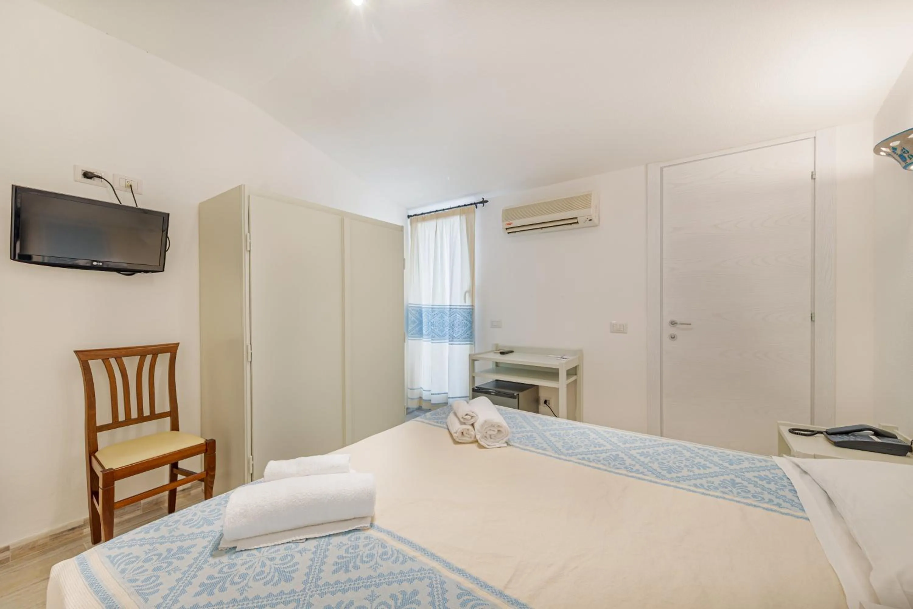 Photo of the whole room, Bed in Hotel Le Mimose