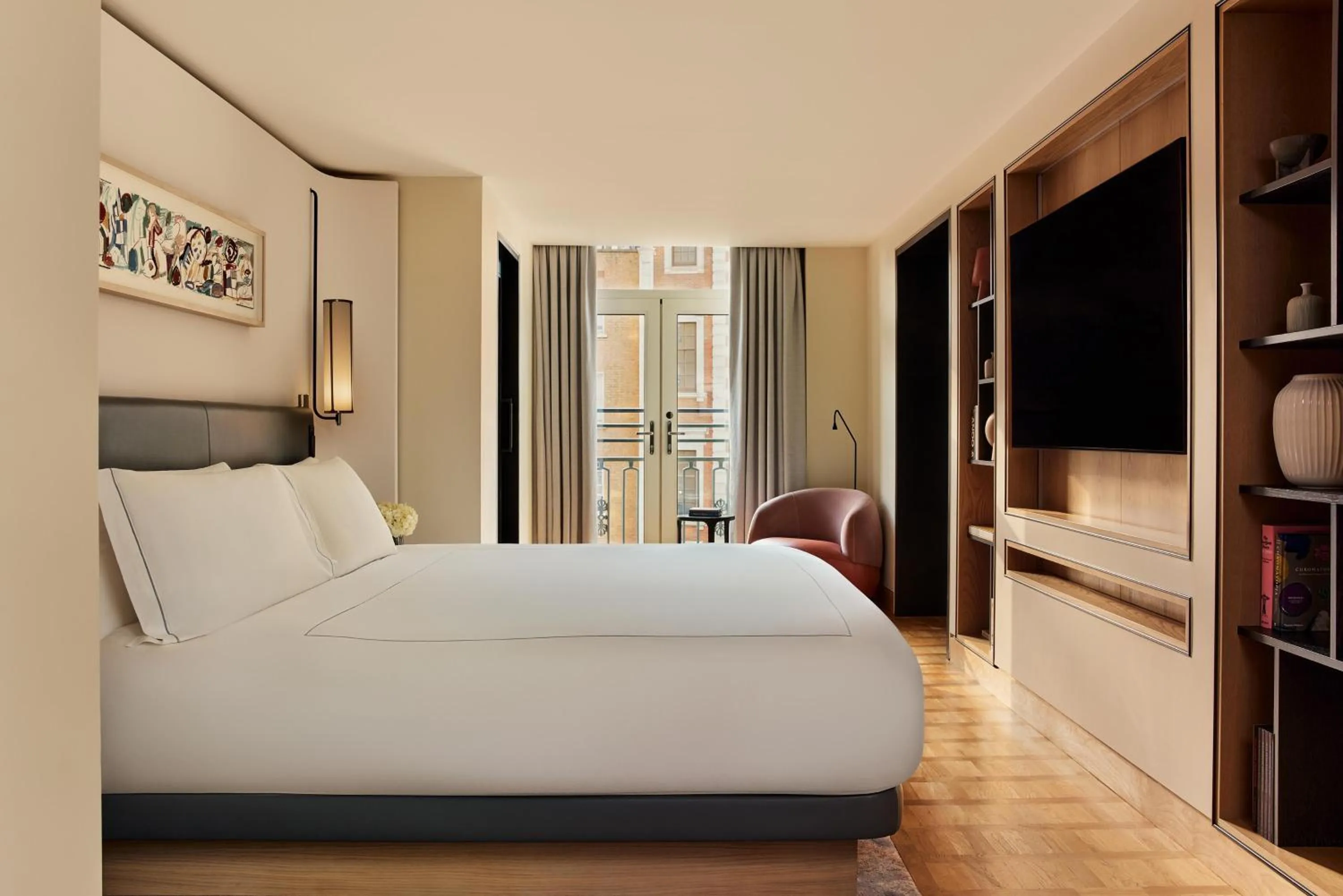 Photo of the whole room, Bed in The Berkeley, Maybourne