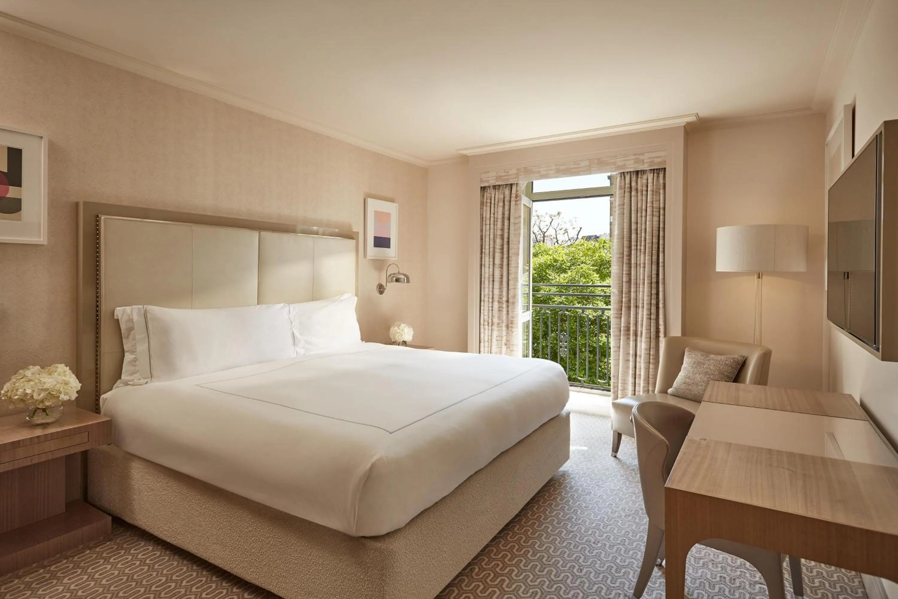 Photo of the whole room, Bed in The Berkeley, Maybourne