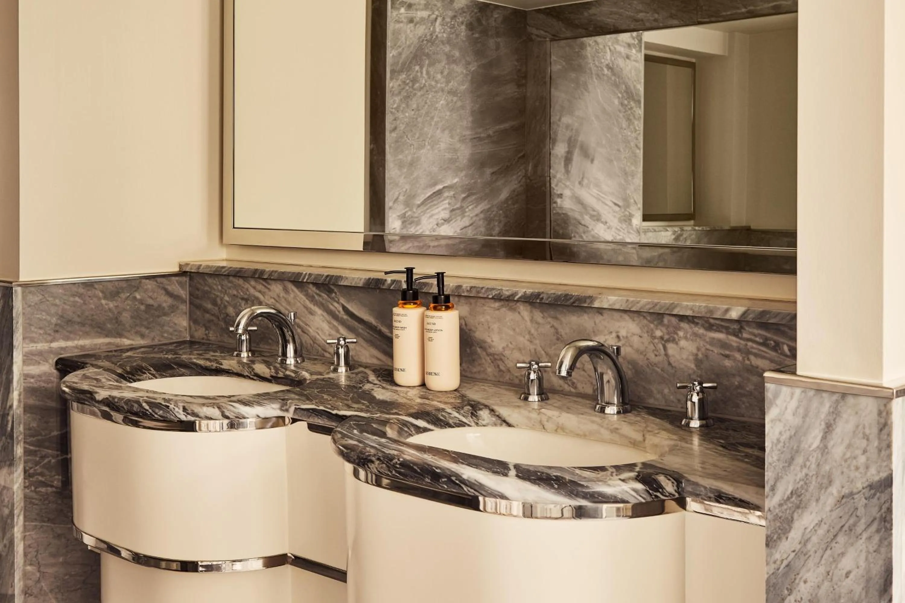 Photo of the whole room in The Berkeley, Maybourne