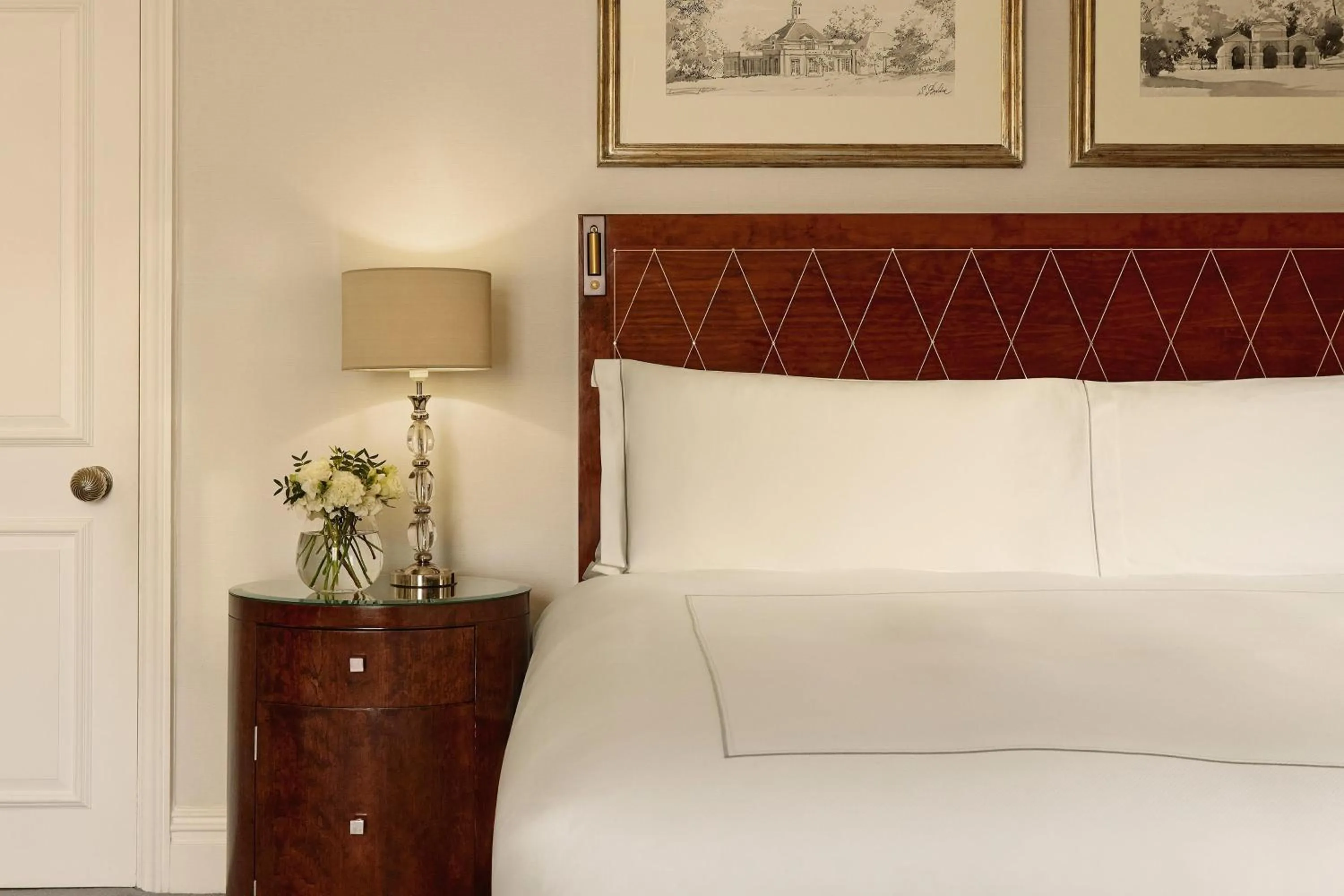 Photo of the whole room, Bed in The Berkeley, Maybourne