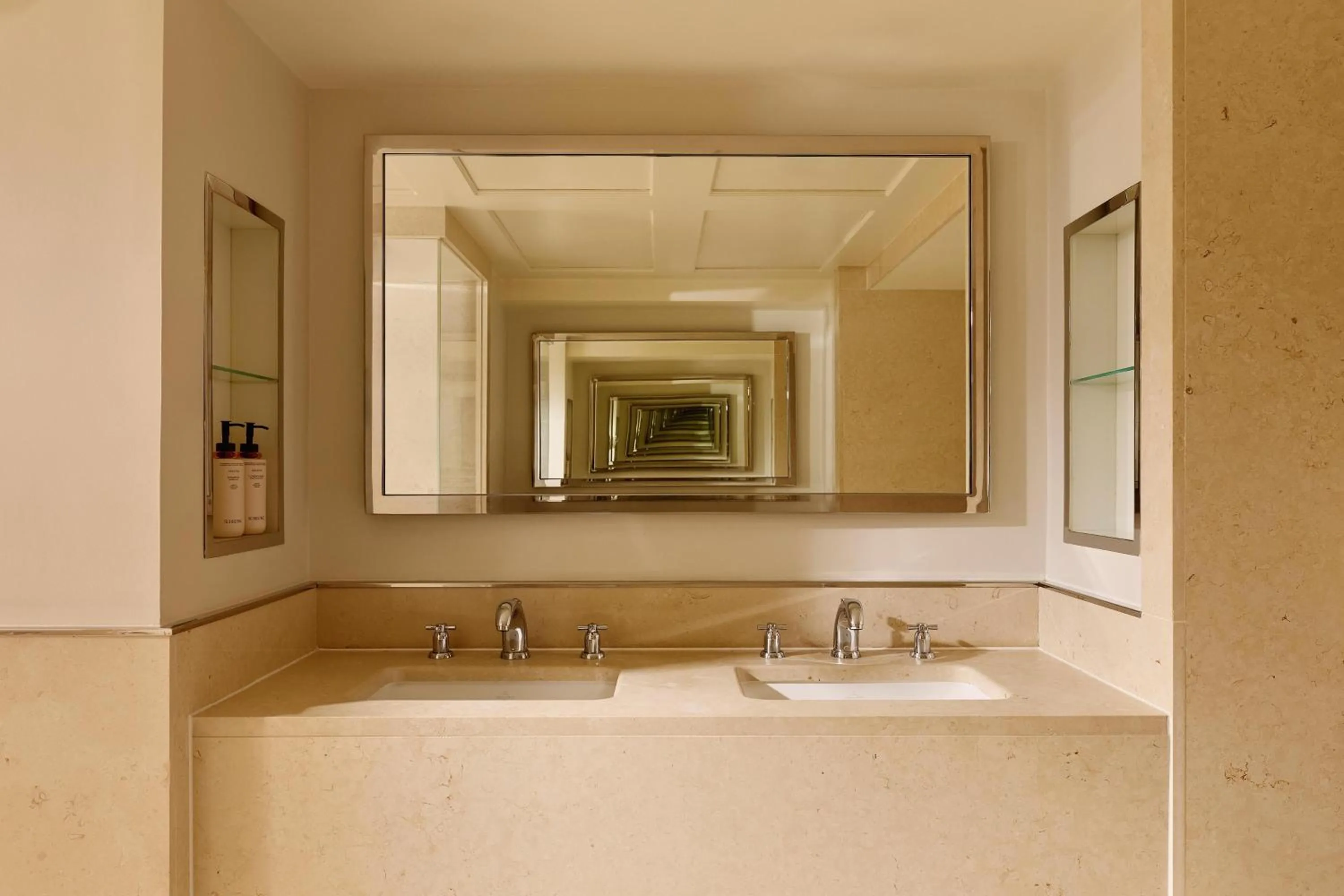 Photo of the whole room in The Berkeley, Maybourne