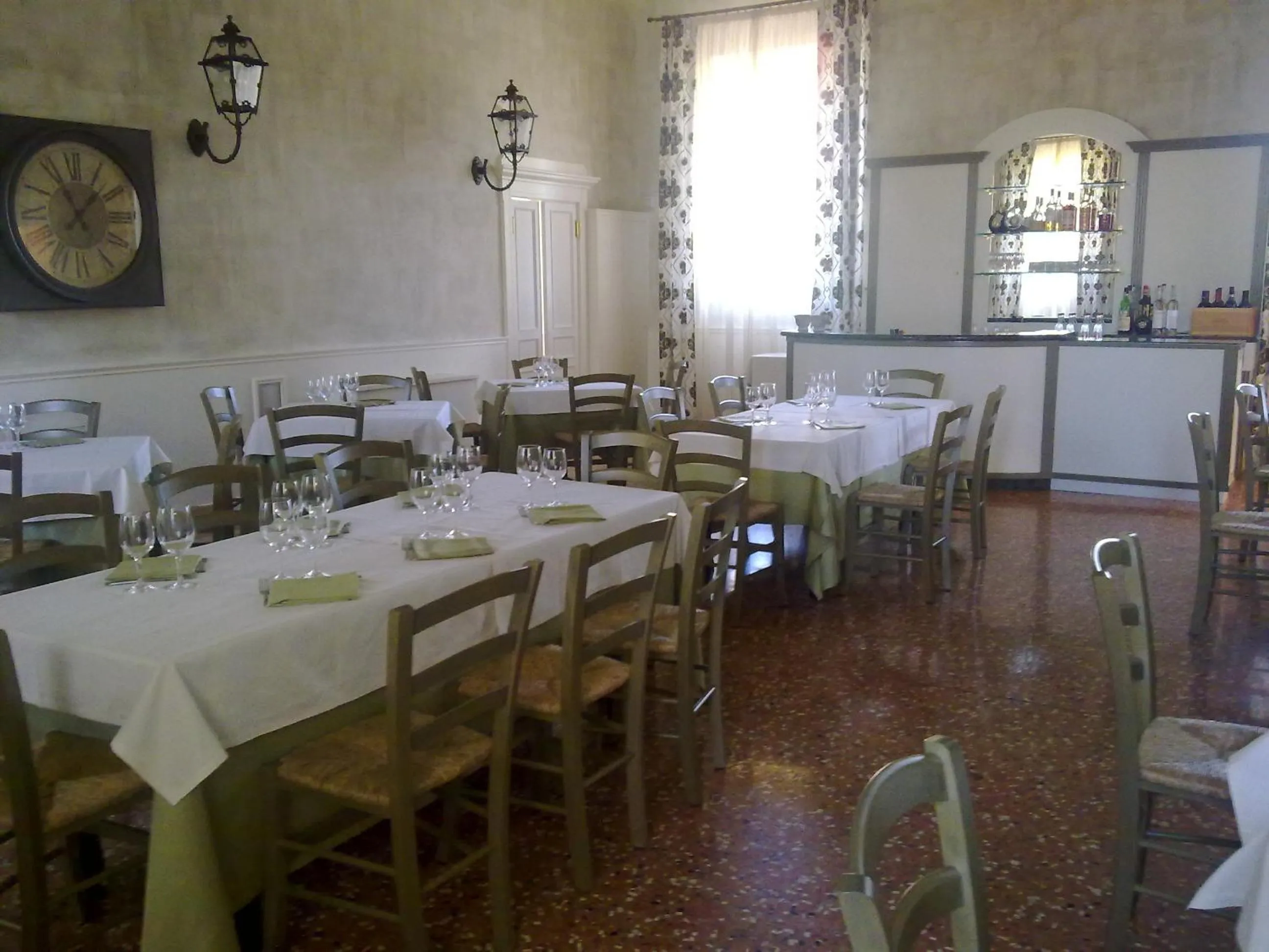 Restaurant/places to eat in Villa Aretusi