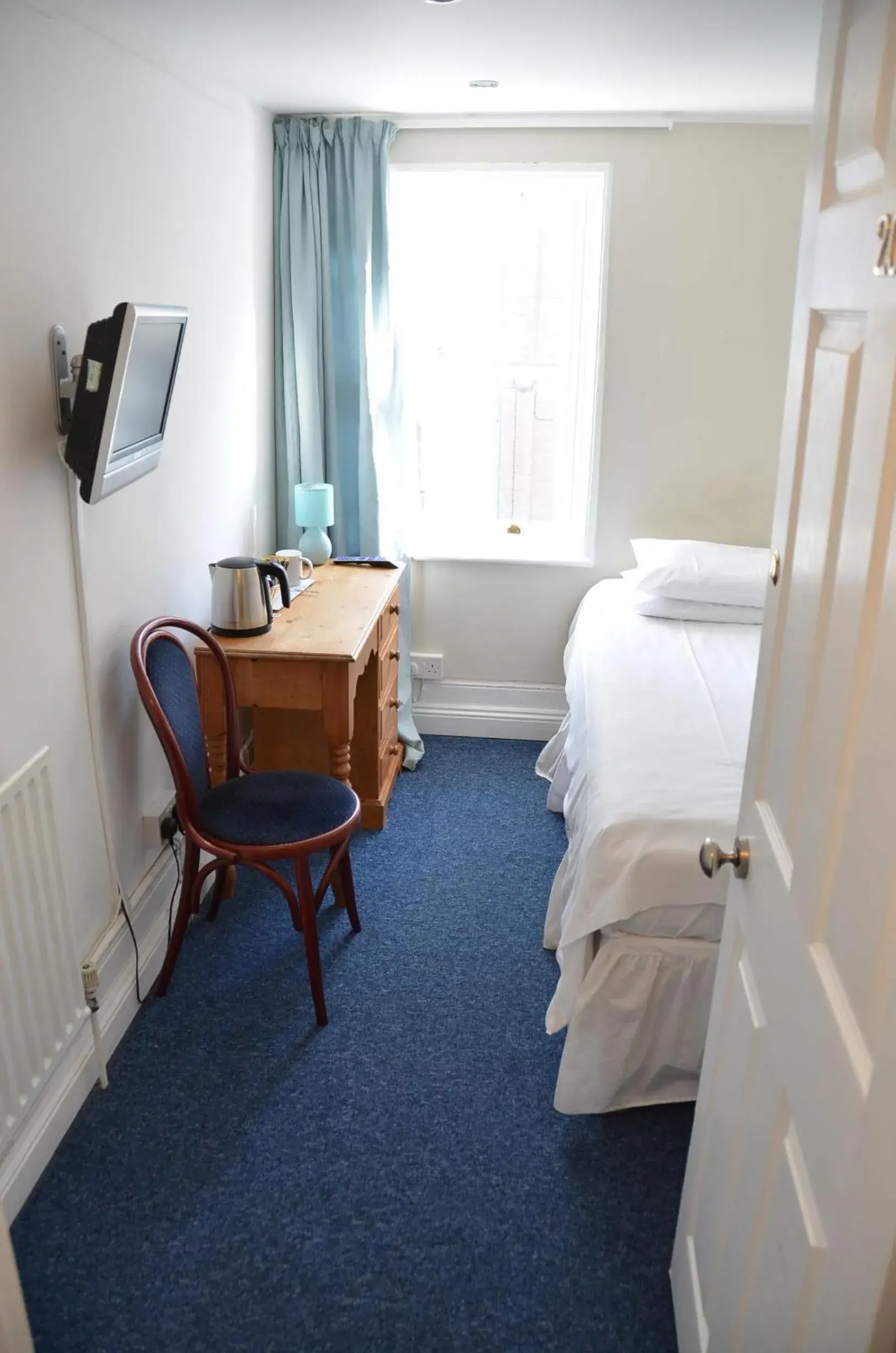 Basic Single Room with Shared Bathroom in The Queensbury Hotel Basic Single Room with Shared Bathroom in The Queensbury Hotel