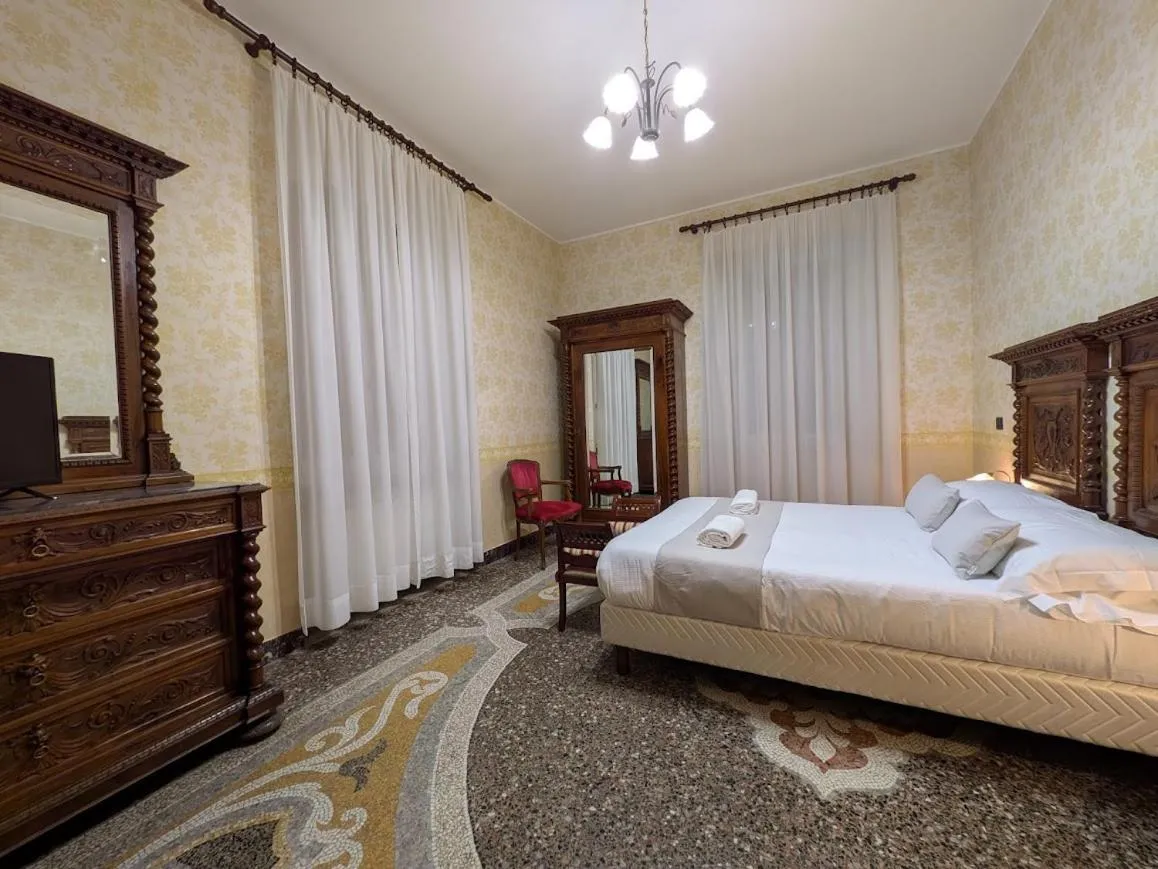 Bed in Villa Fieschi Boutique Hotel