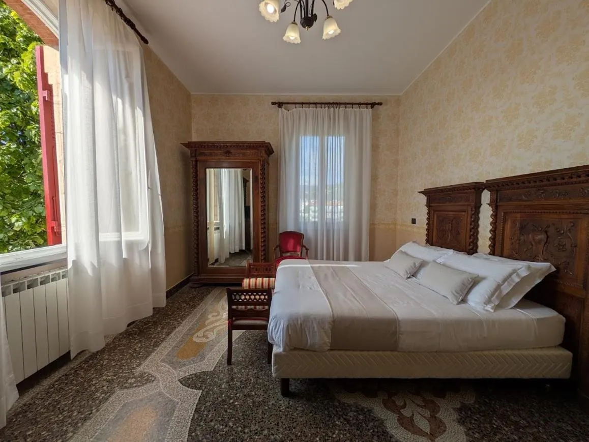 Bed in Villa Fieschi Boutique Hotel
