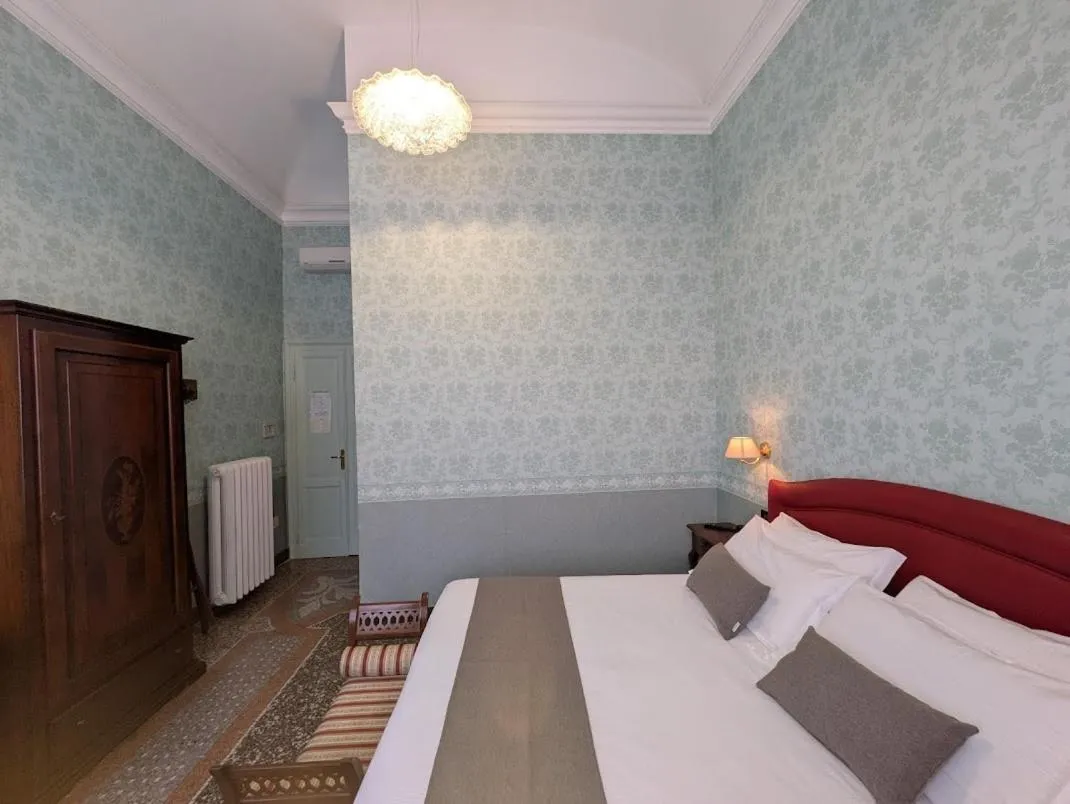 Bed in Villa Fieschi Boutique Hotel