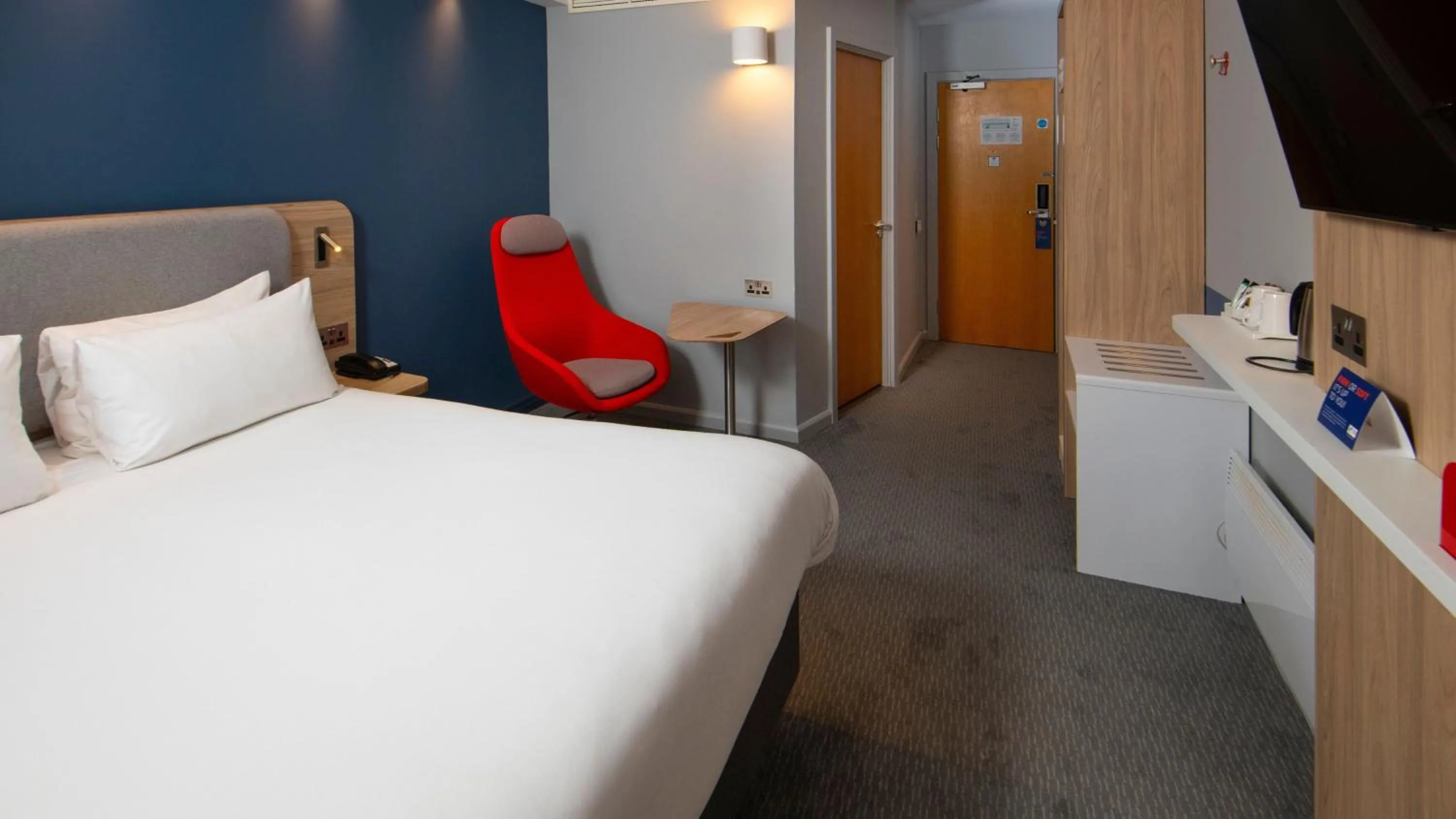 Photo of the whole room, Bed in Holiday Inn Express Burton Upon Trent by IHG