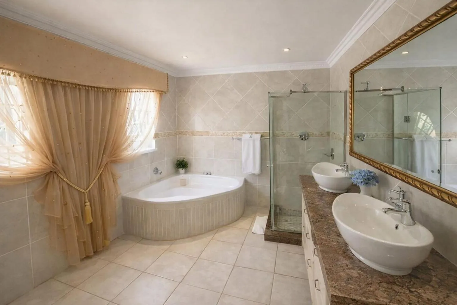 Shower in La Barune Guest House