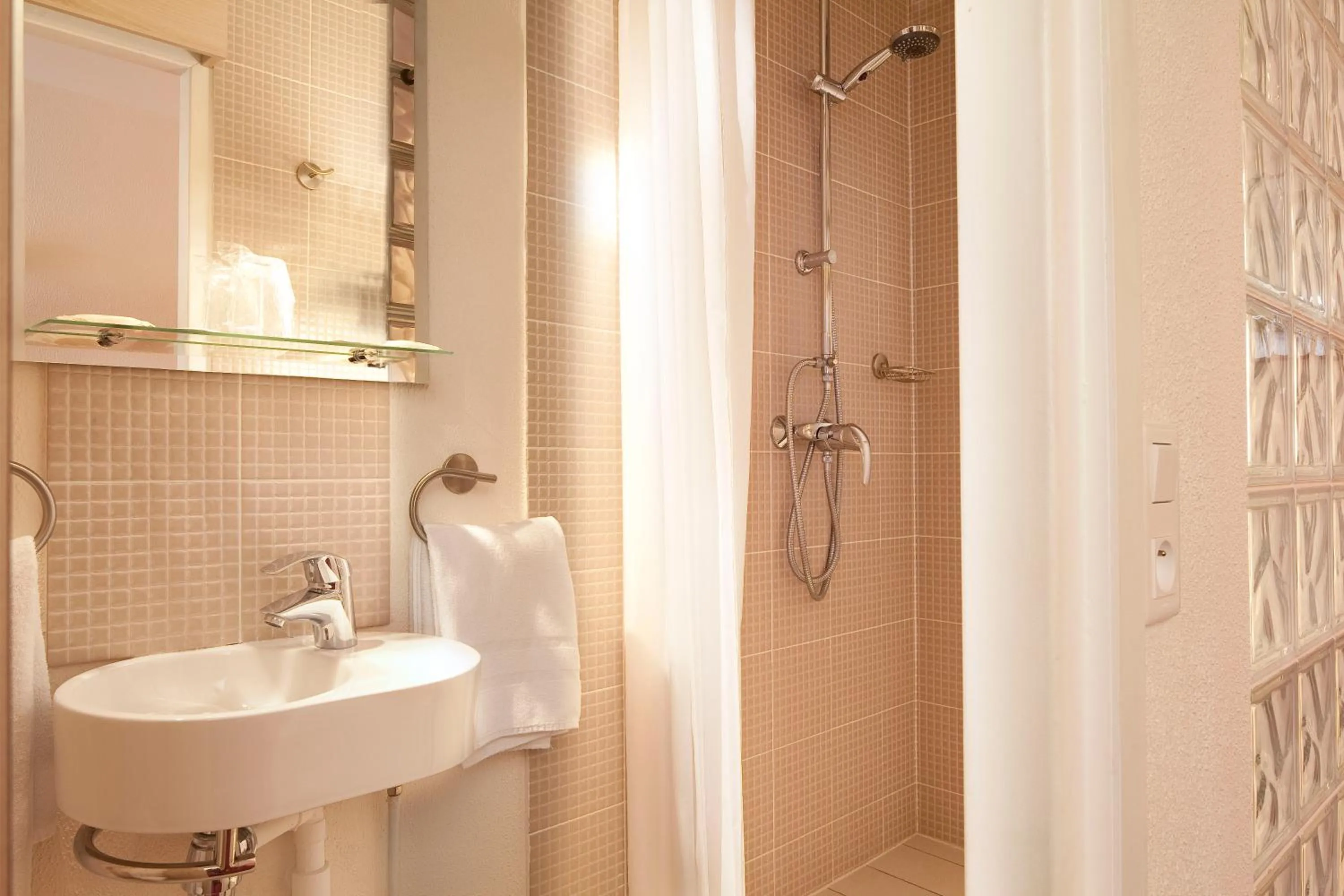 Bathroom in Hôtel Londres Saint Honoré