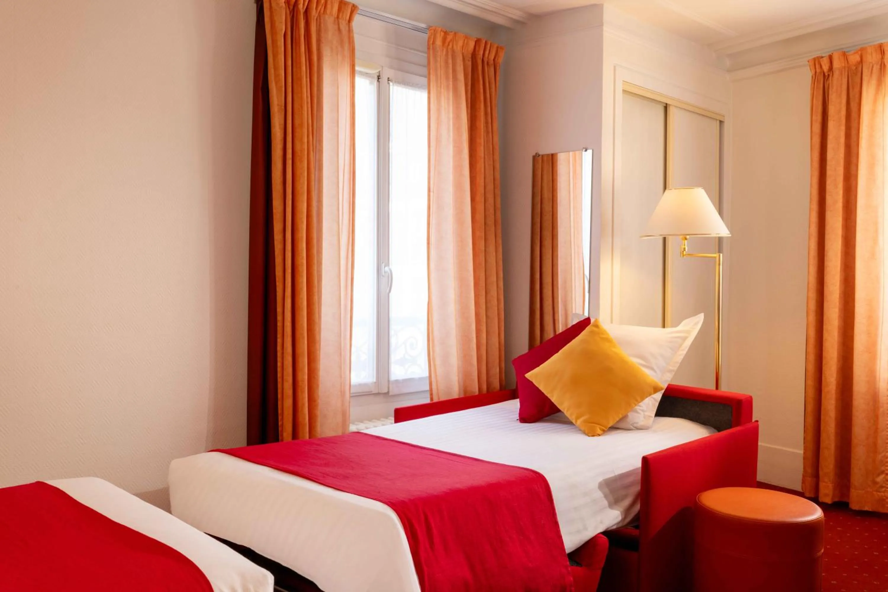 Bed in Hôtel Londres Saint Honoré