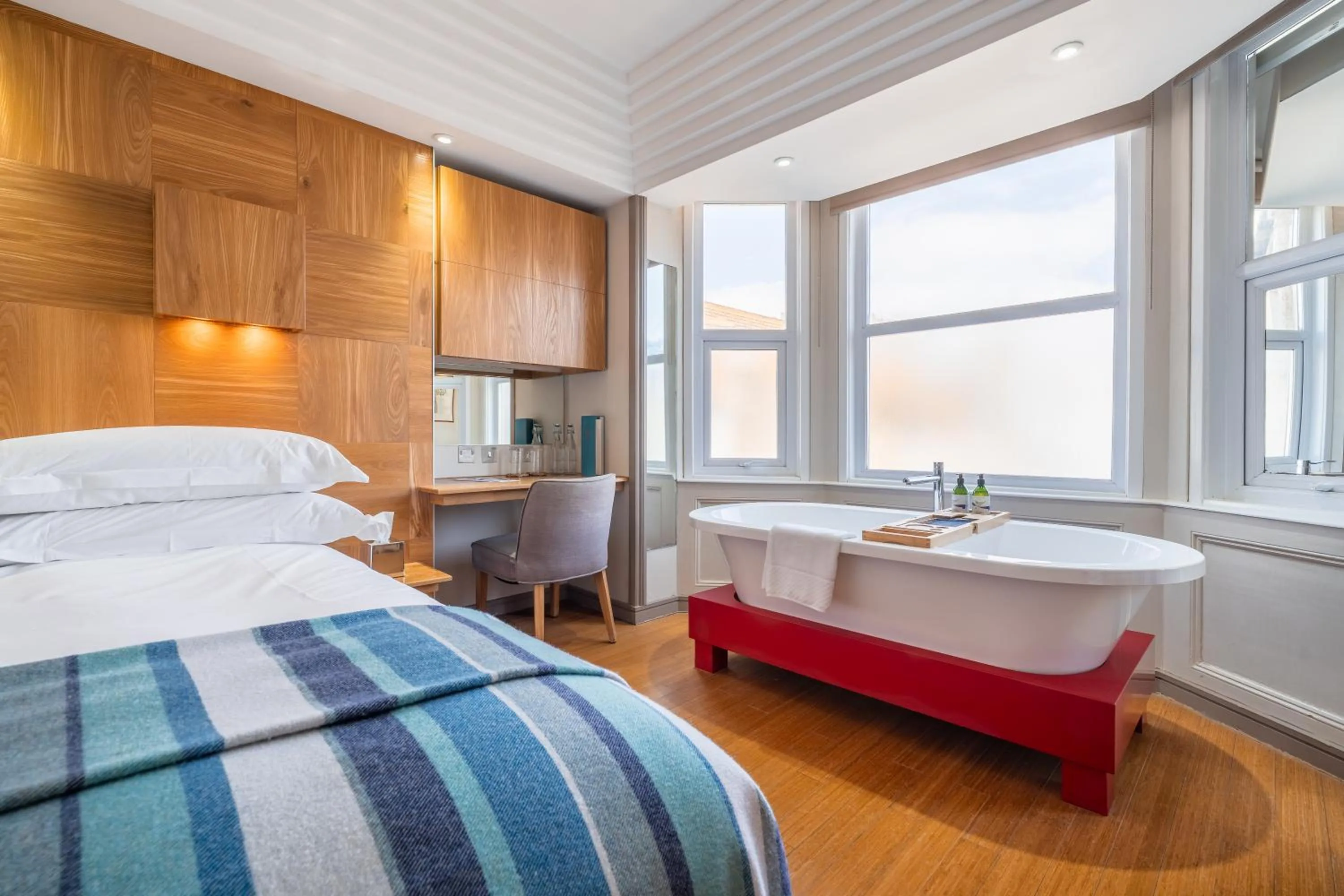 Bath, Bed in Drakes Hotel