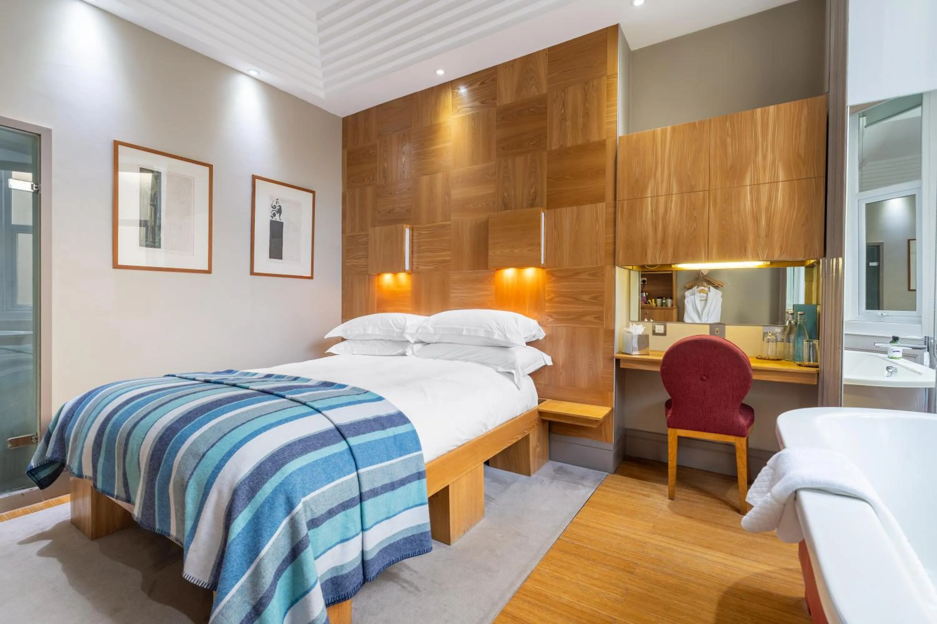 Bedroom, Bed in Drakes Hotel