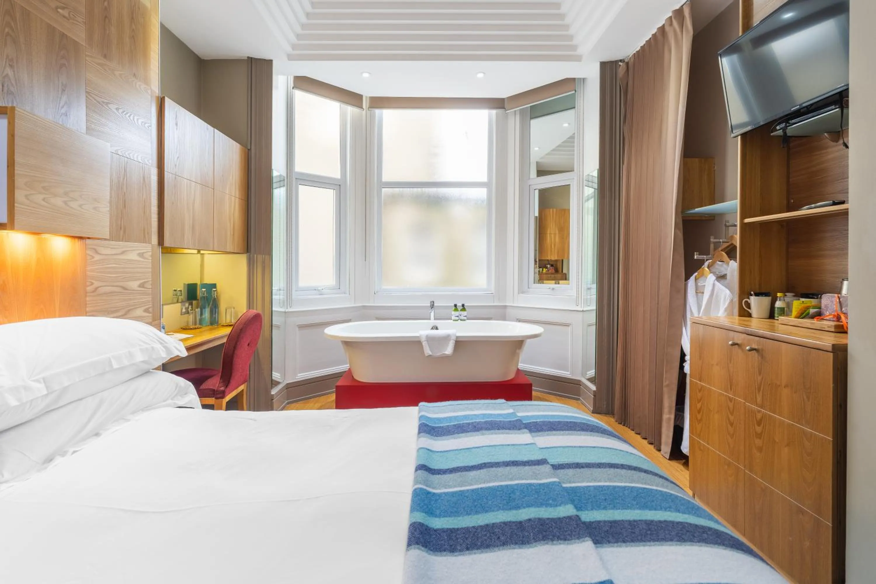 Bath, Bed in Drakes Hotel