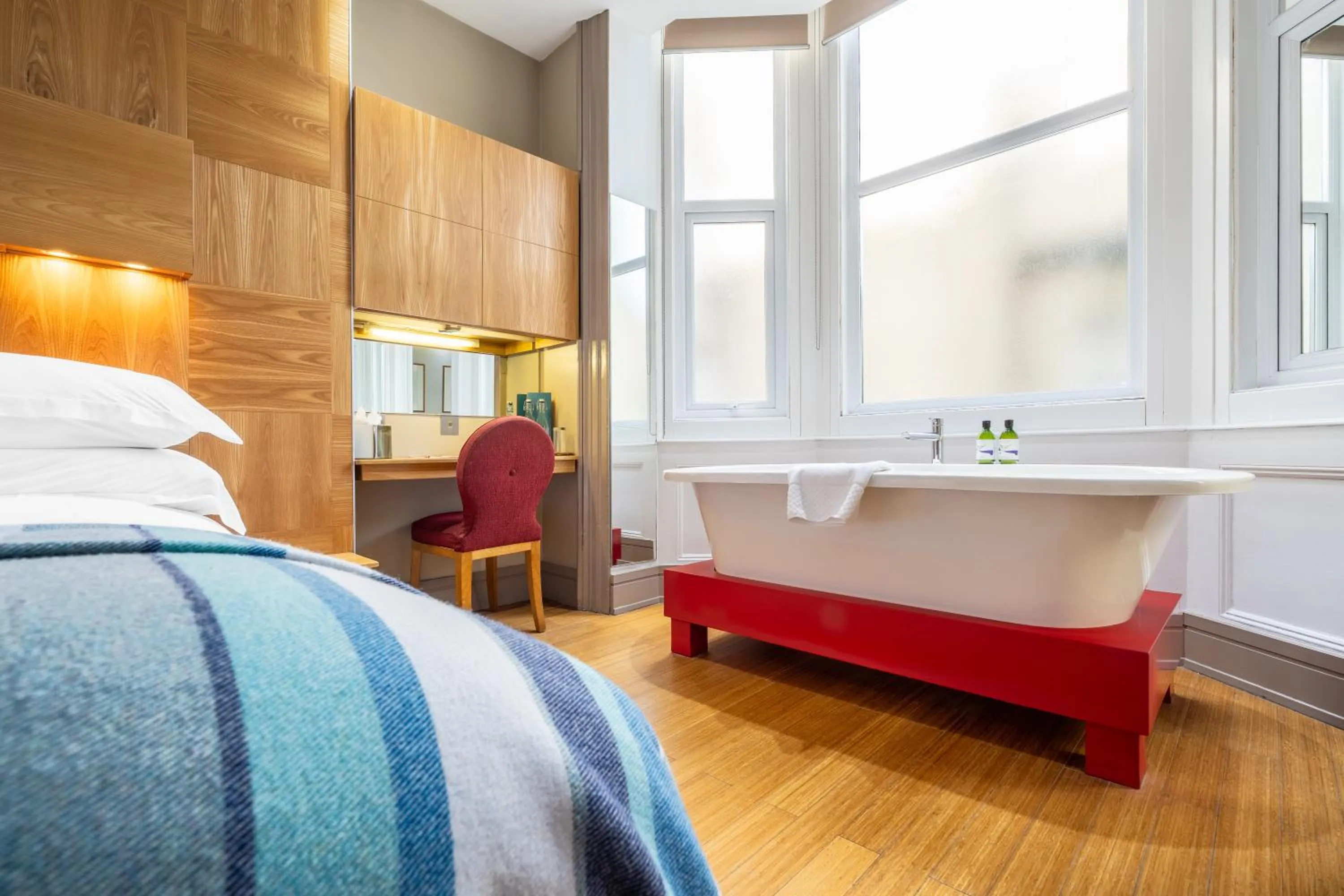 Bedroom, Bed in Drakes Hotel