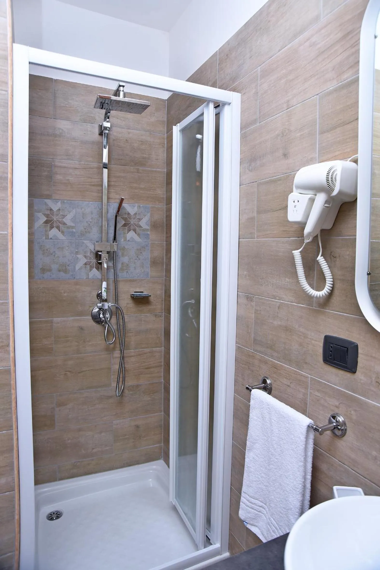 Shower in La Dimora Luca Giordano