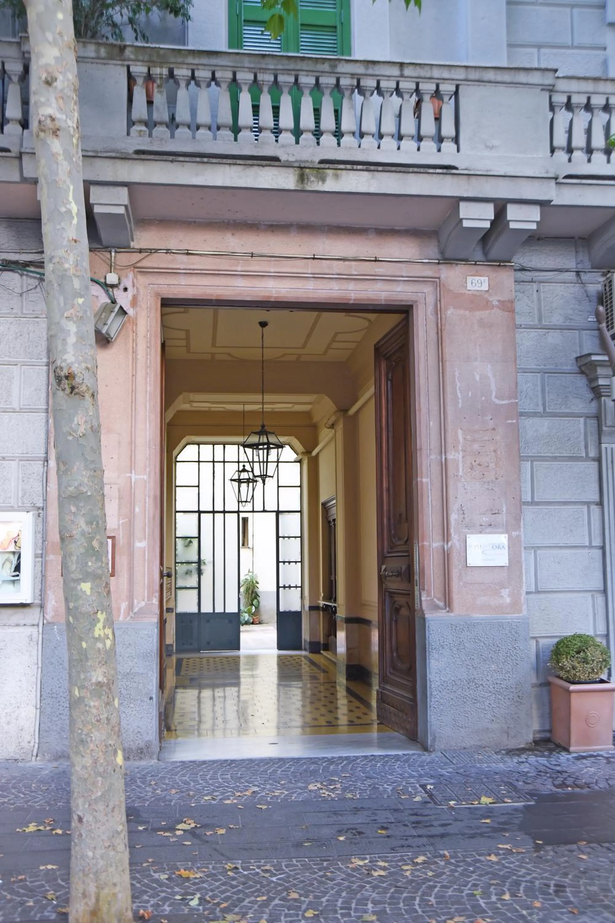 Facade/entrance in La Dimora Luca Giordano