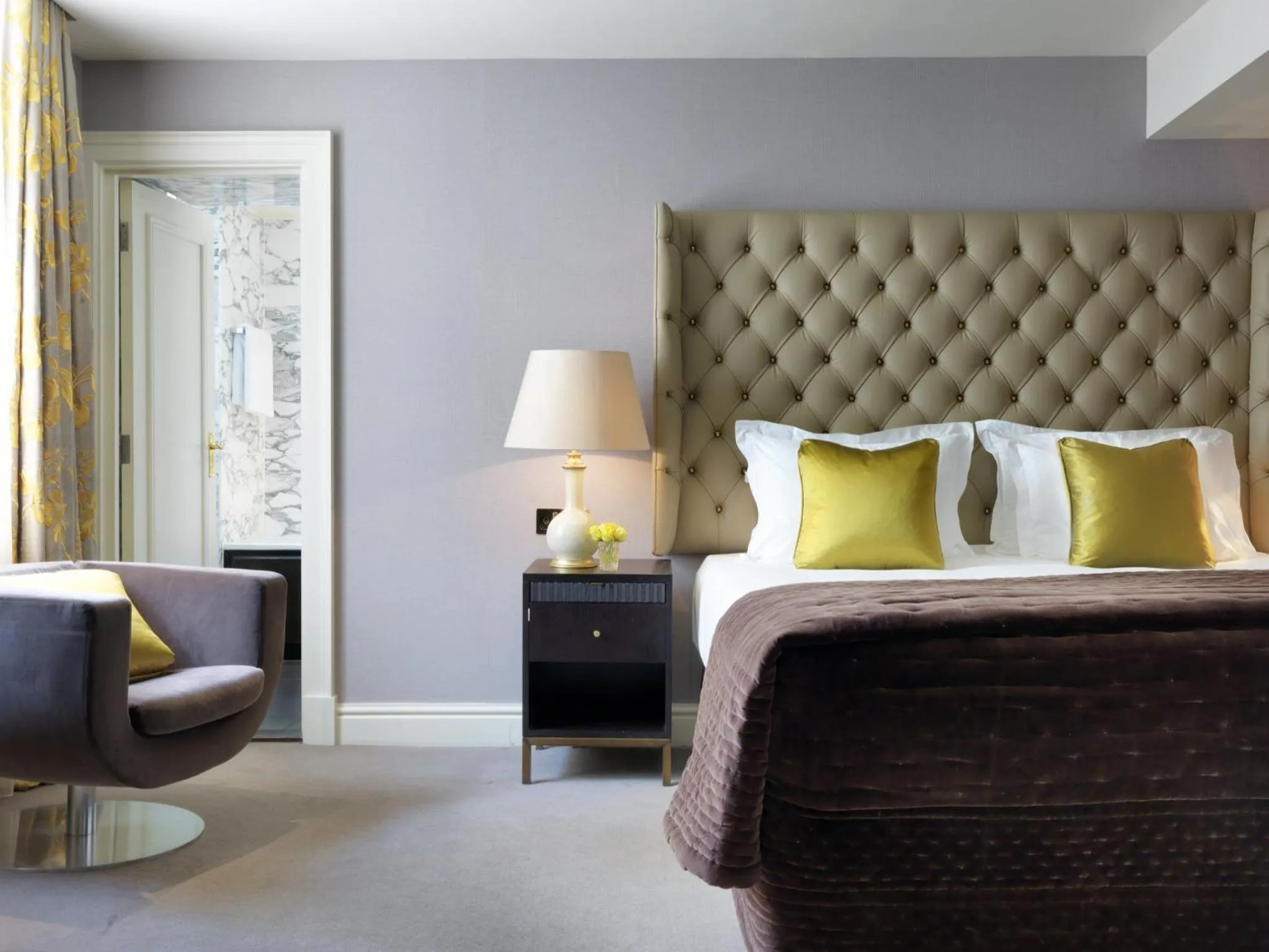 Photo of the whole room, Bed in The Kensington Hotel