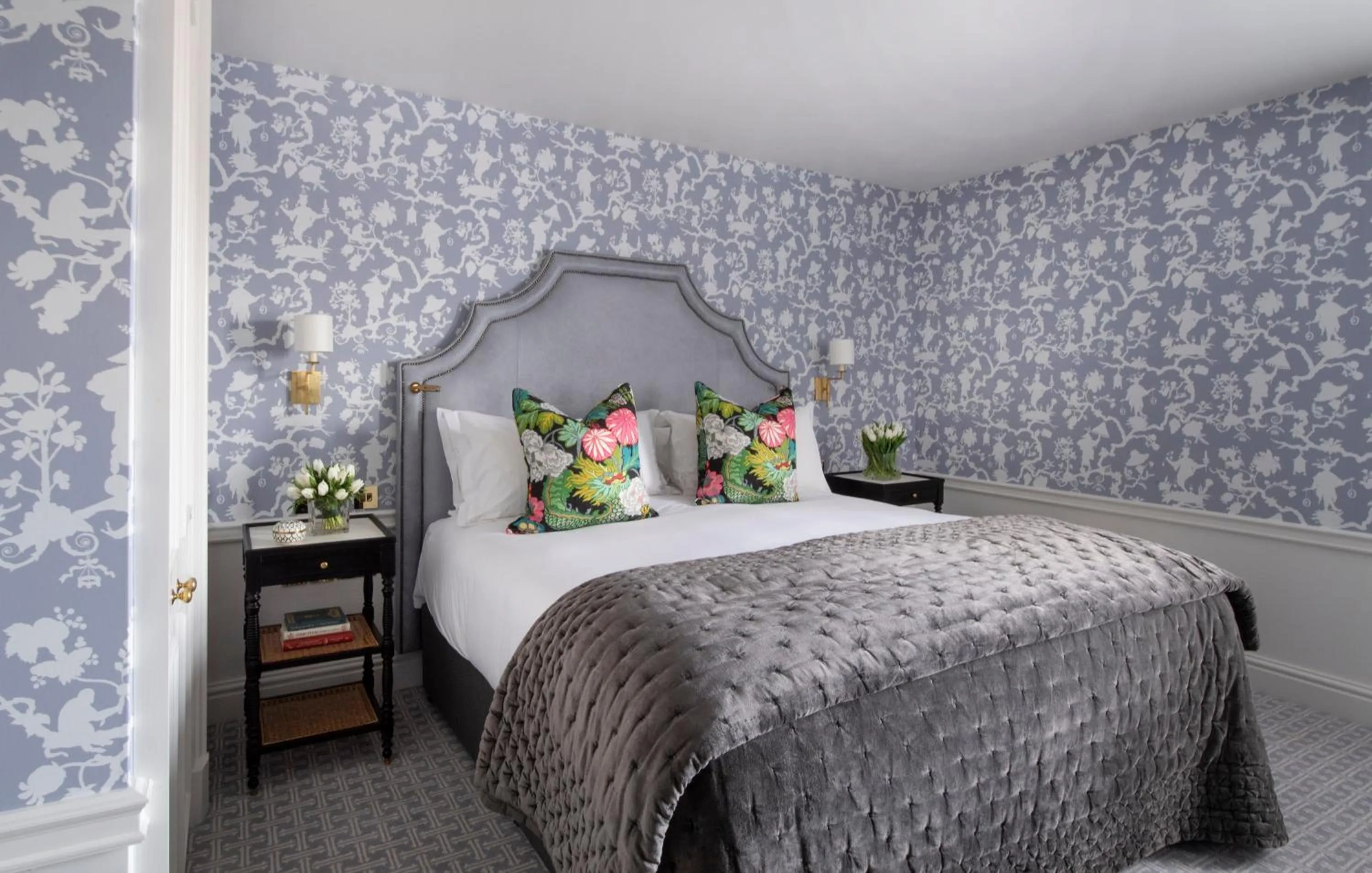 Photo of the whole room, Bed in The Kensington Hotel