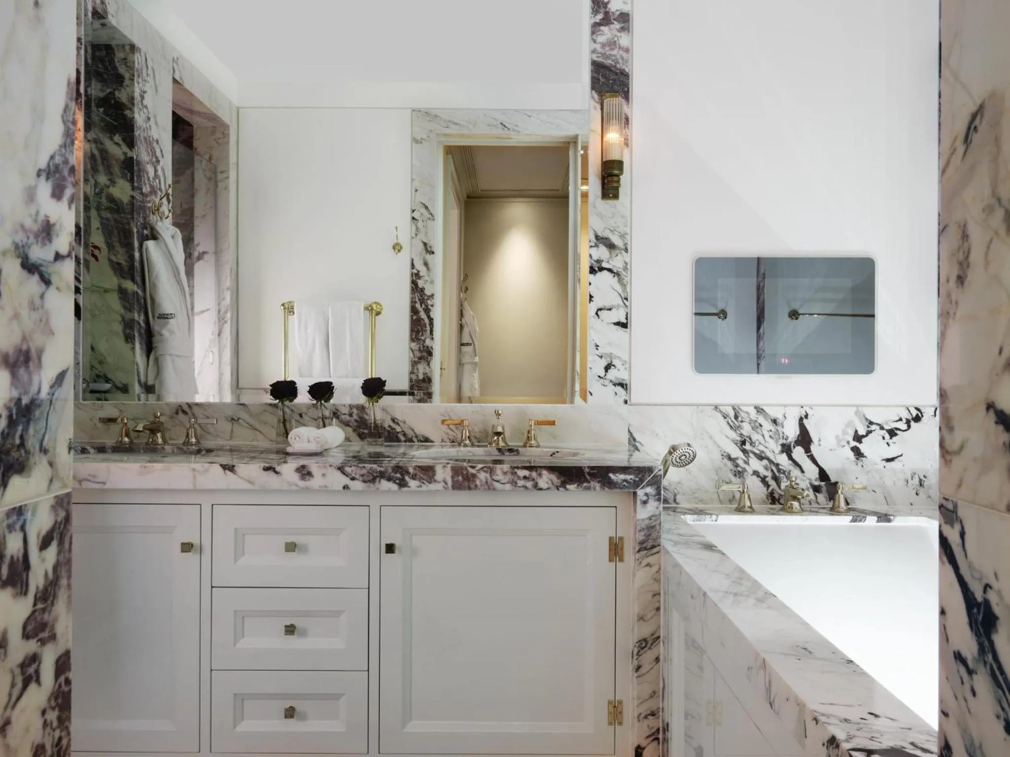 Photo of the whole room in The Kensington Hotel