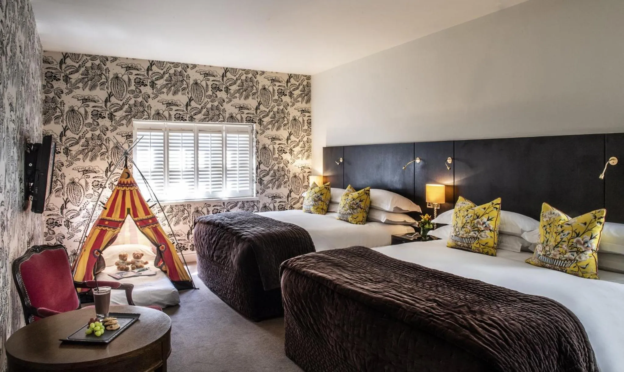 Photo of the whole room, Bed in The Kensington Hotel