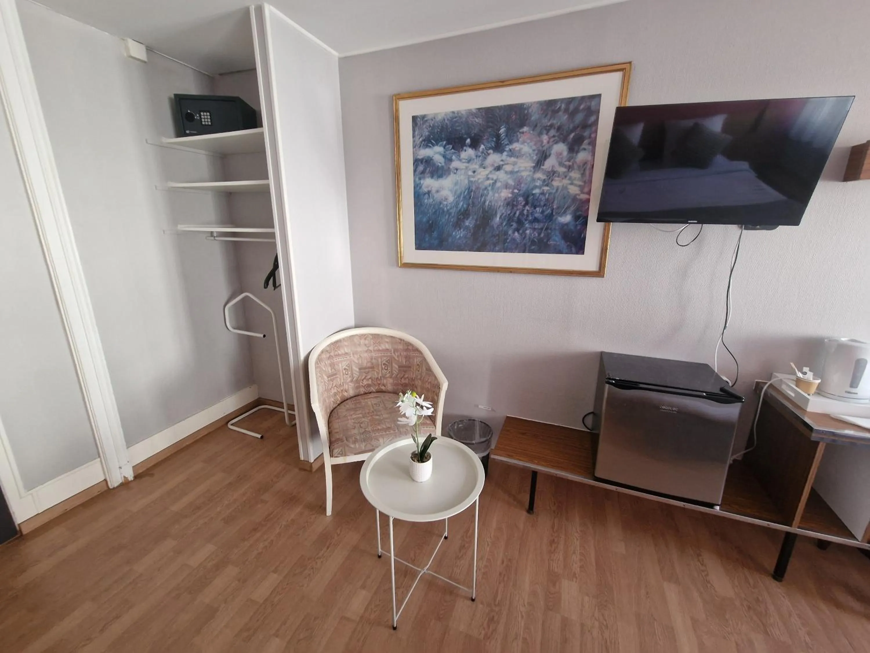 TV and multimedia in Hotel de l'Academie Place Stanislas, Nancy Centre , Gare et Congrés