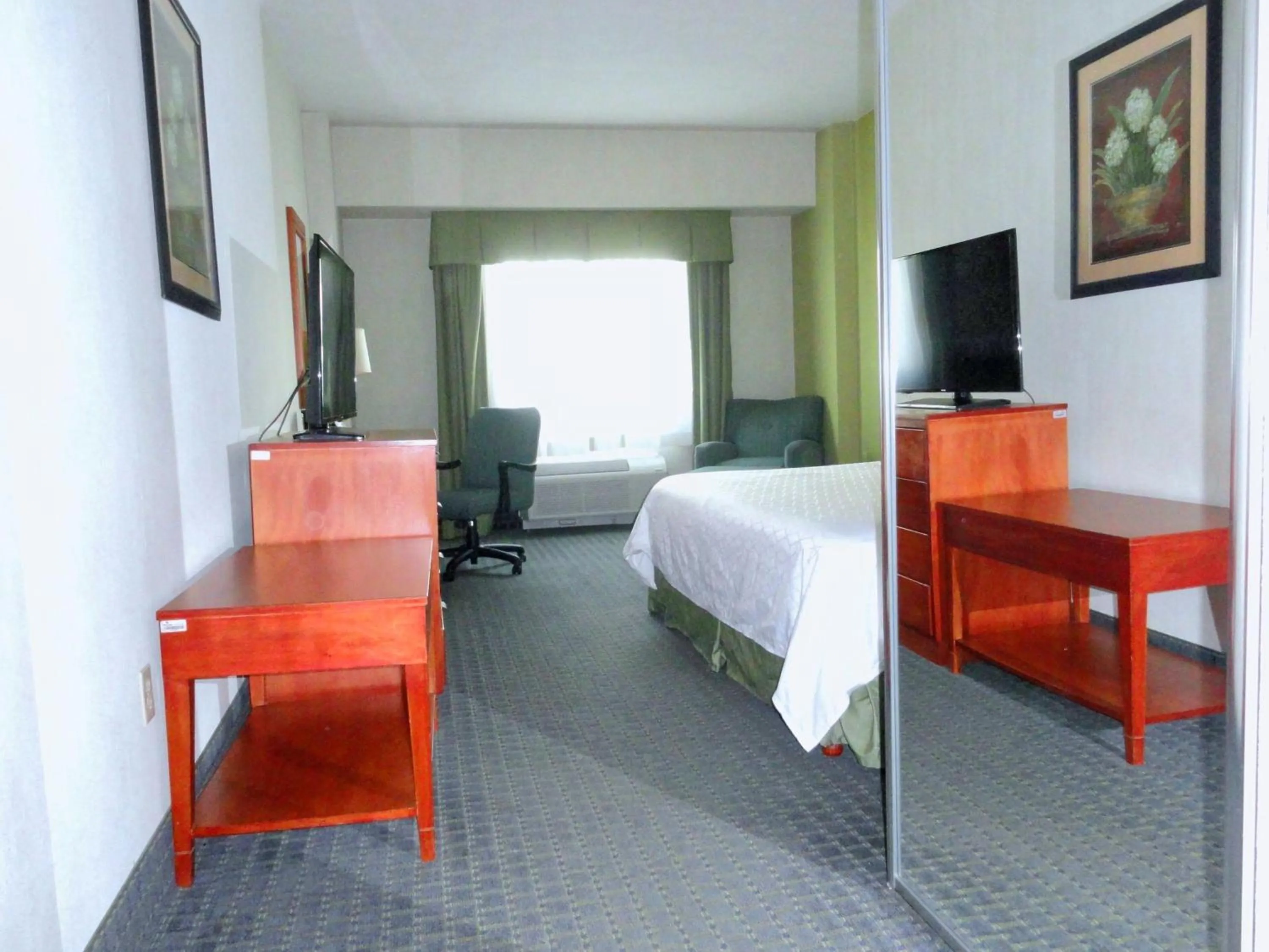 Photo of the whole room, Bed in Holiday Inn Express & Suites Toluca Zona Aeropuerto by IHG