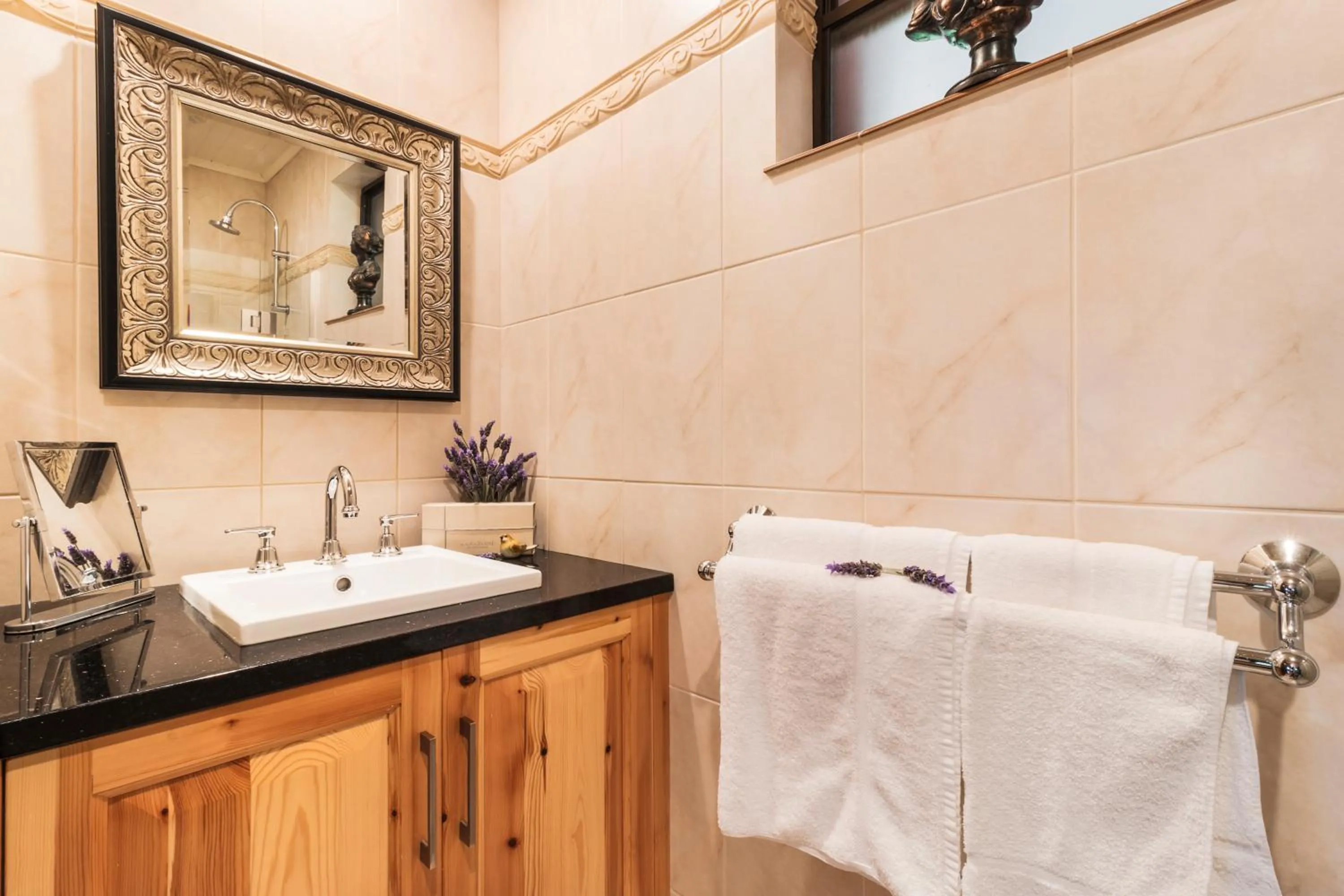 Bathroom in Stonewell Cottages and Vineyards