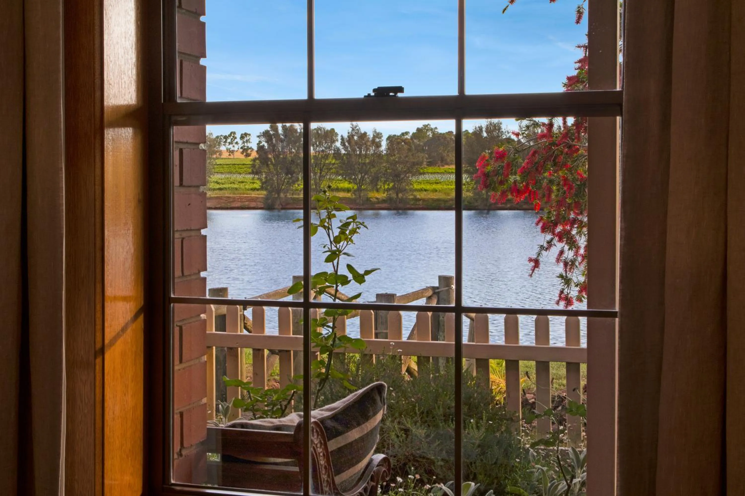 Garden view in Stonewell Cottages and Vineyards