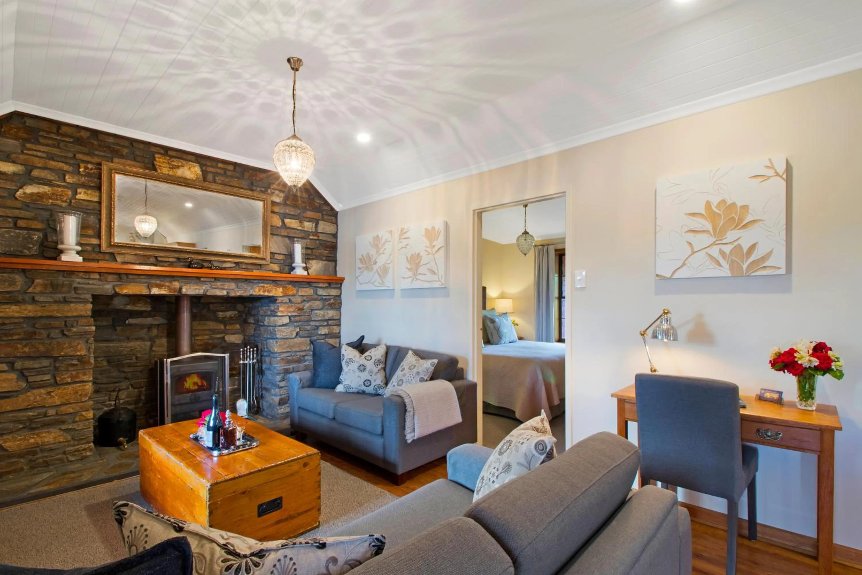 Living room in Stonewell Cottages and Vineyards